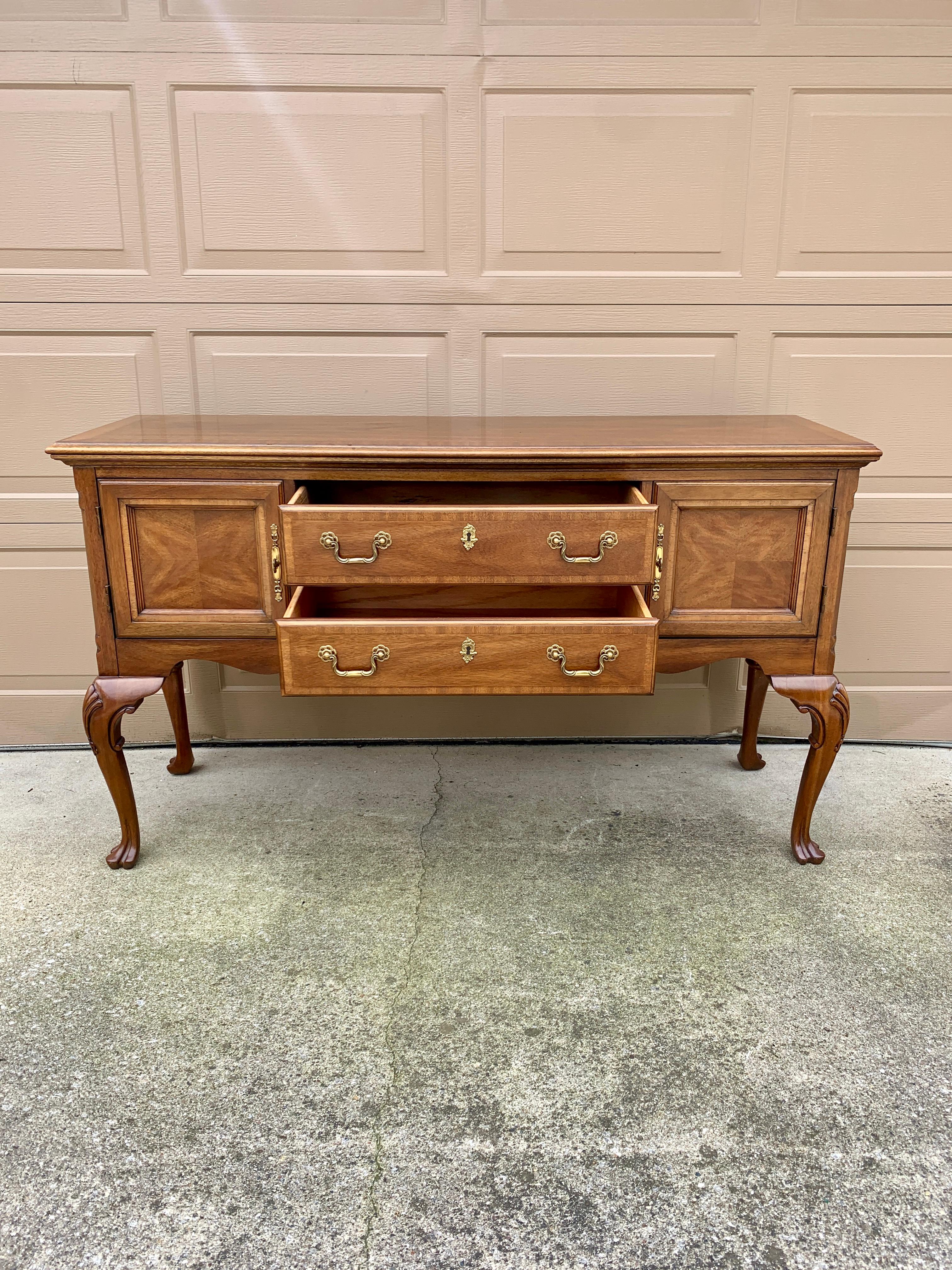 Credenza con credenza in noce Mount Airy Chippendale, circa anni '80 in vendita 4