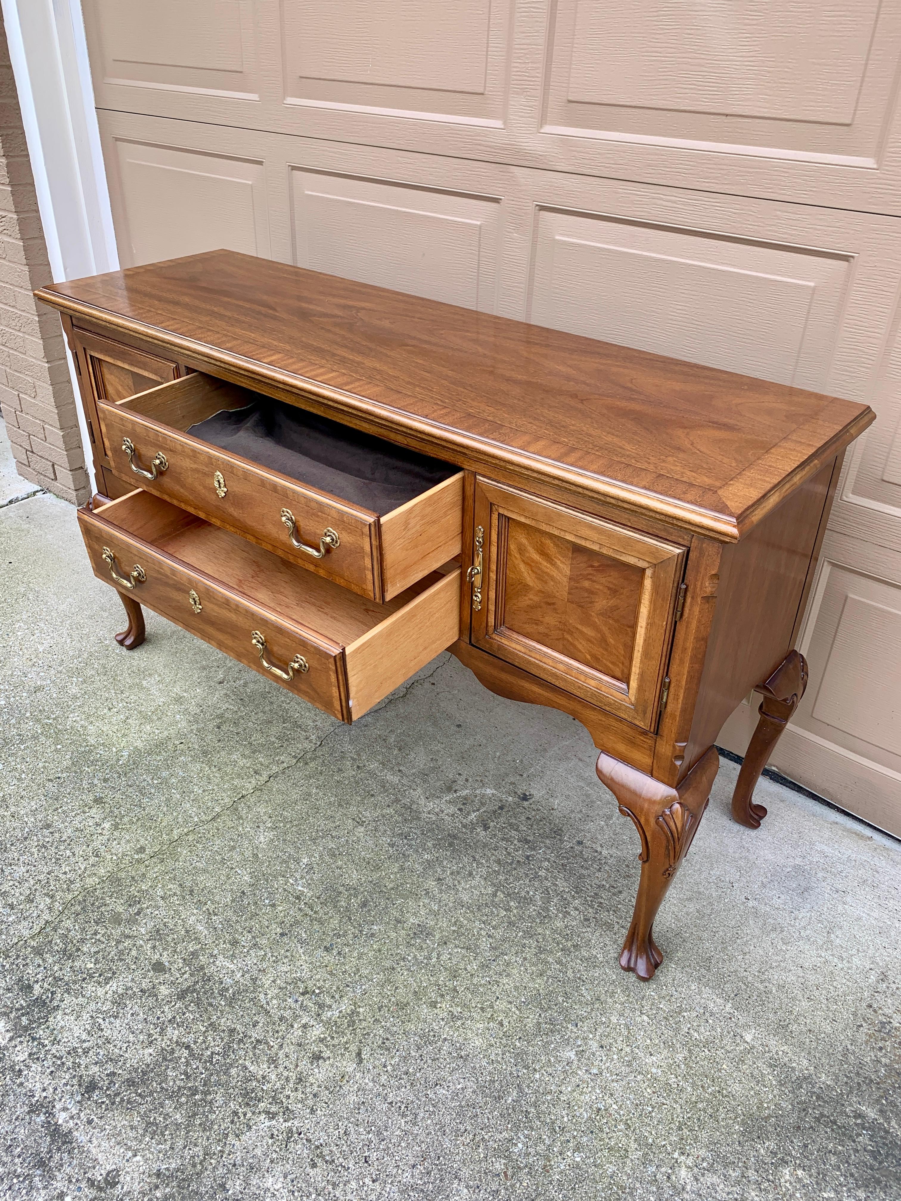 Credenza con credenza in noce Mount Airy Chippendale, circa anni '80 in vendita 5