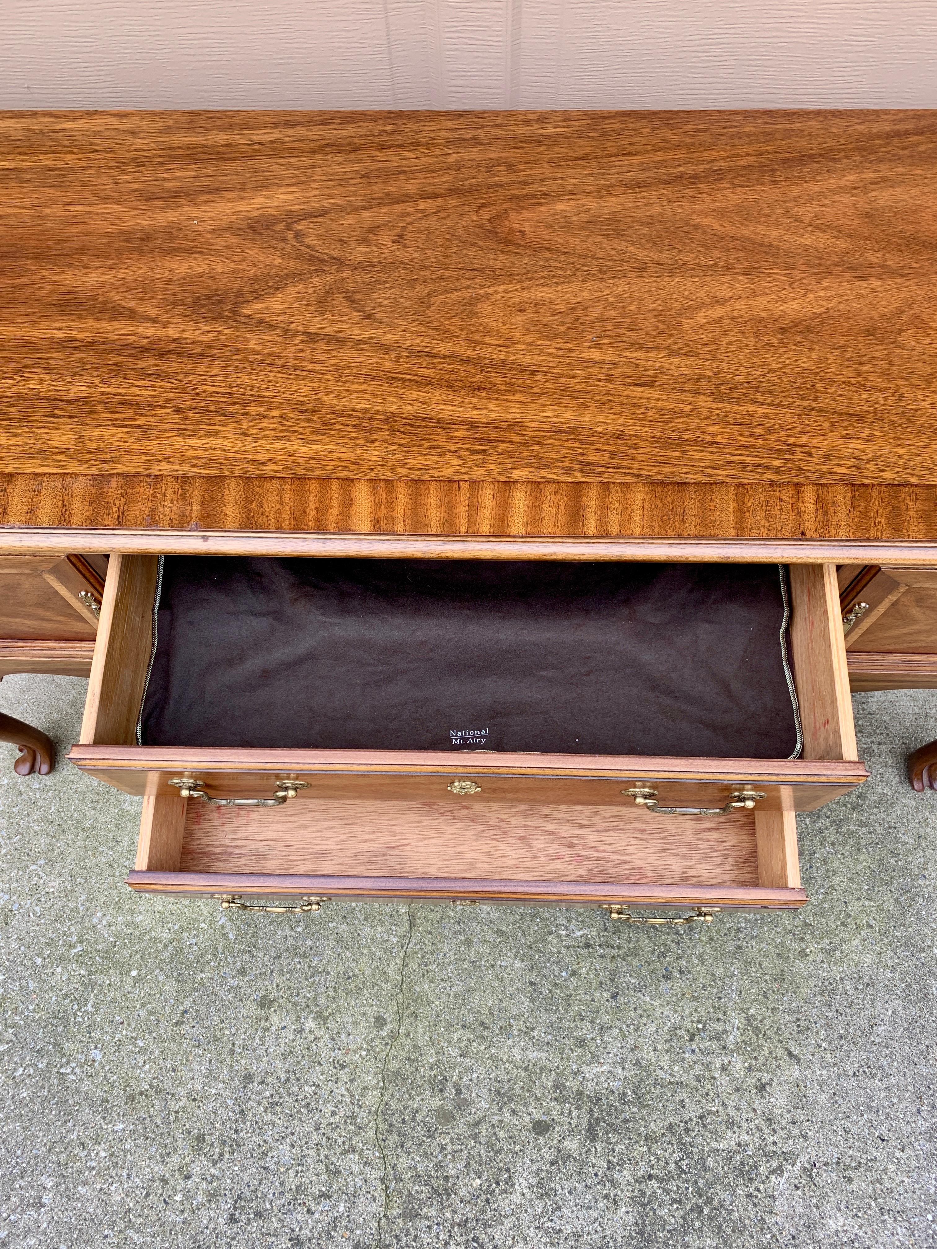 Credenza con credenza in noce Mount Airy Chippendale, circa anni '80 in vendita 6