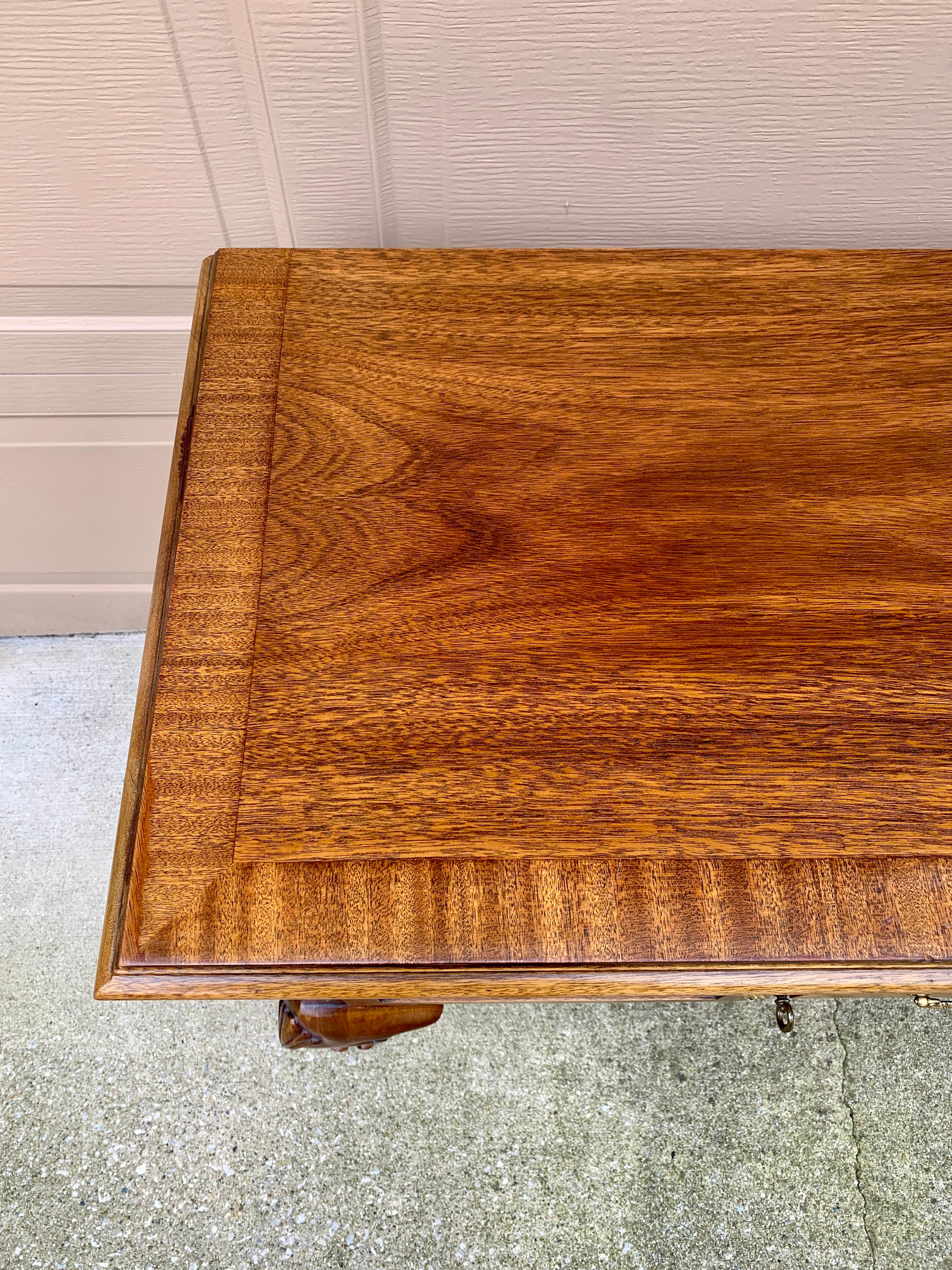 Credenza con credenza in noce Mount Airy Chippendale, circa anni '80 in vendita 8