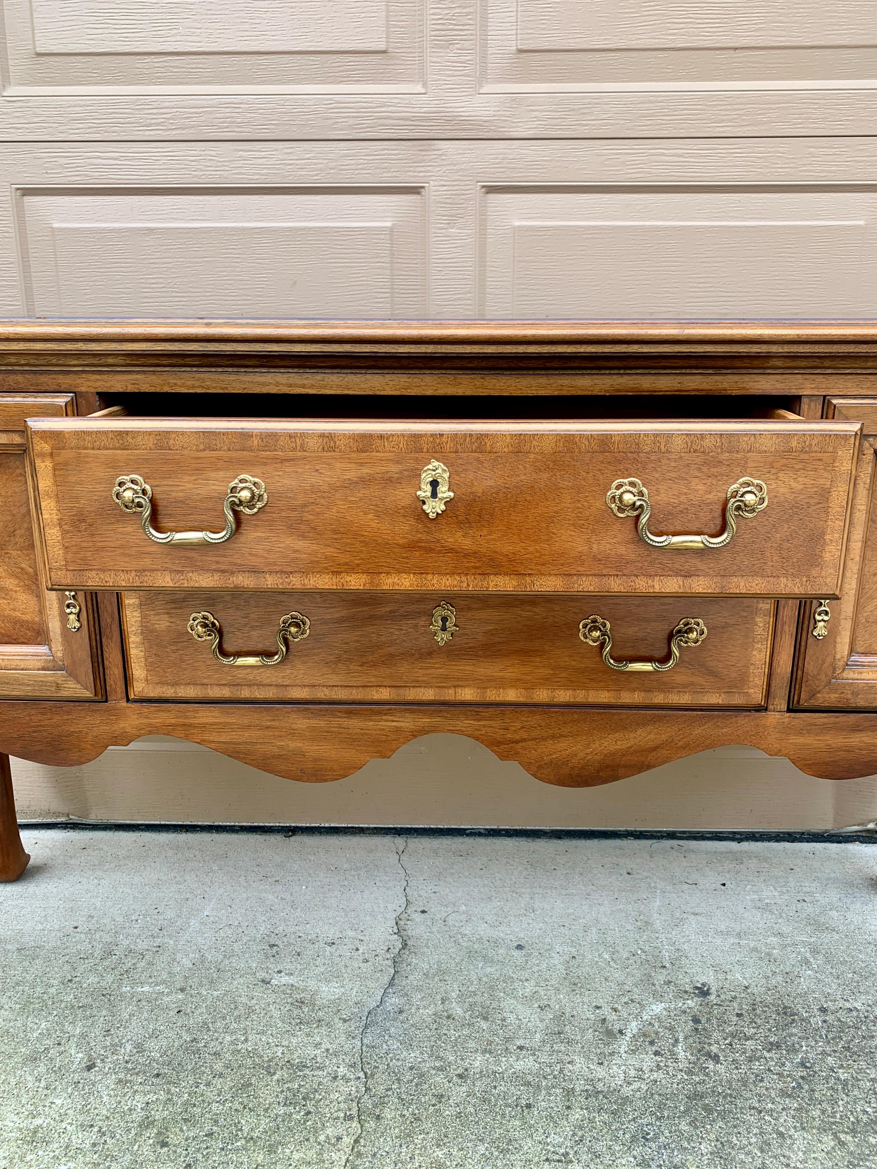 Credenza con credenza in noce Mount Airy Chippendale, circa anni '80 in vendita 9