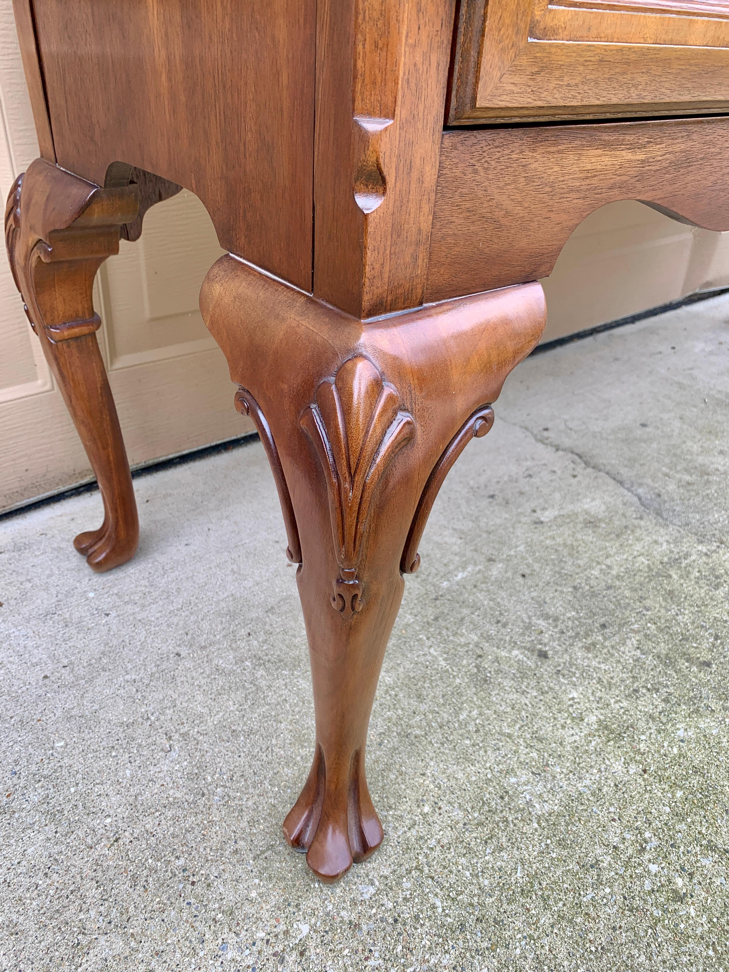 Credenza con credenza in noce Mount Airy Chippendale, circa anni '80 in vendita 10
