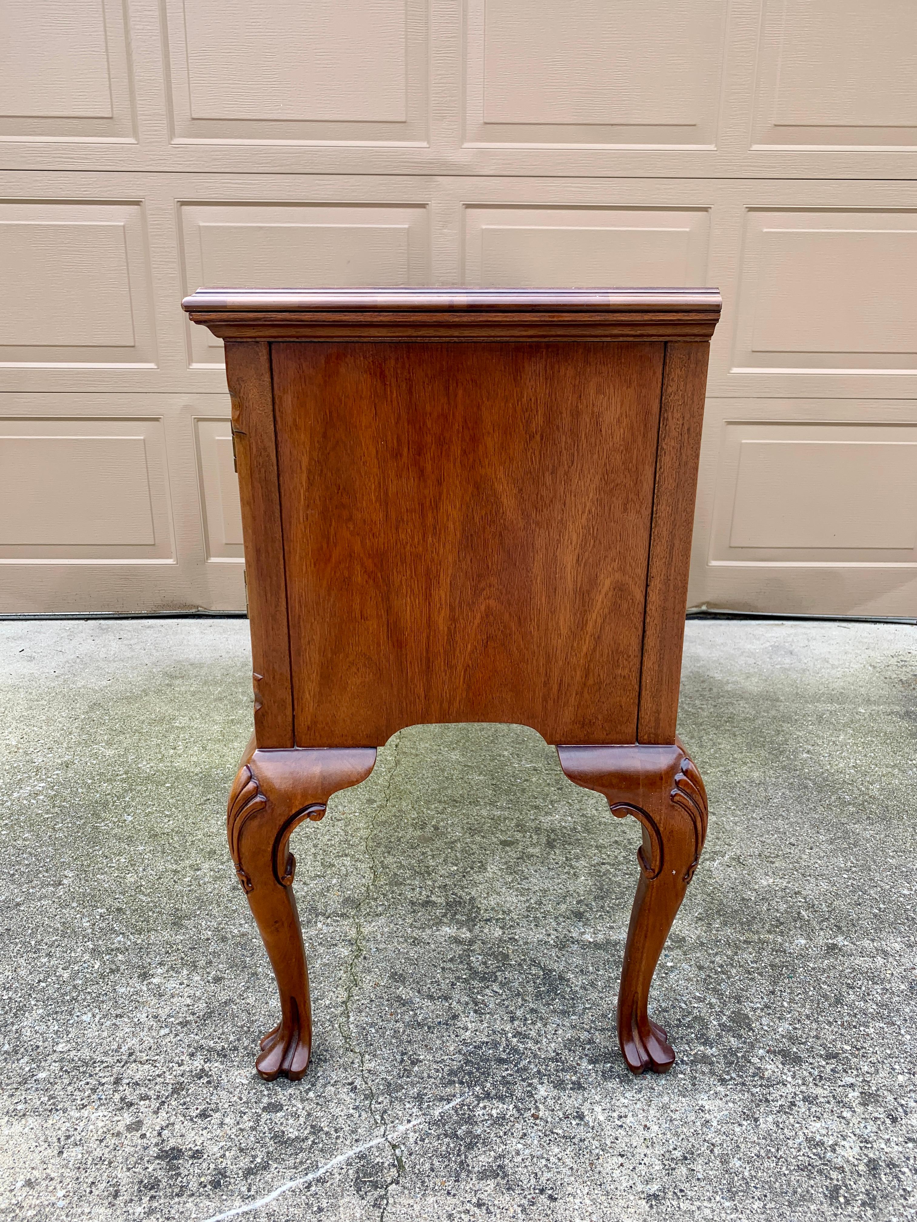 Credenza con credenza in noce Mount Airy Chippendale, circa anni '80 in vendita 11