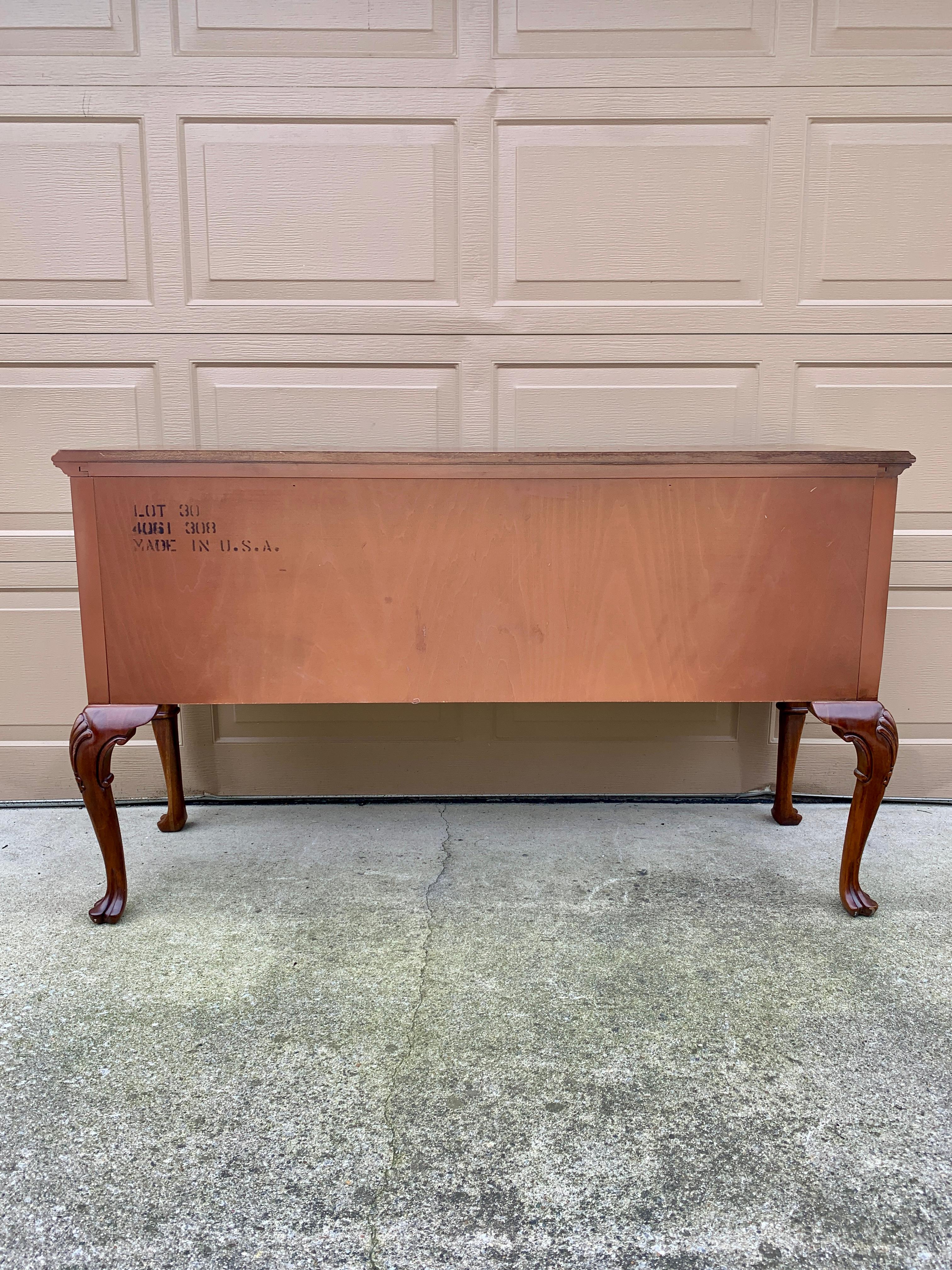 Credenza con credenza in noce Mount Airy Chippendale, circa anni '80 in vendita 12