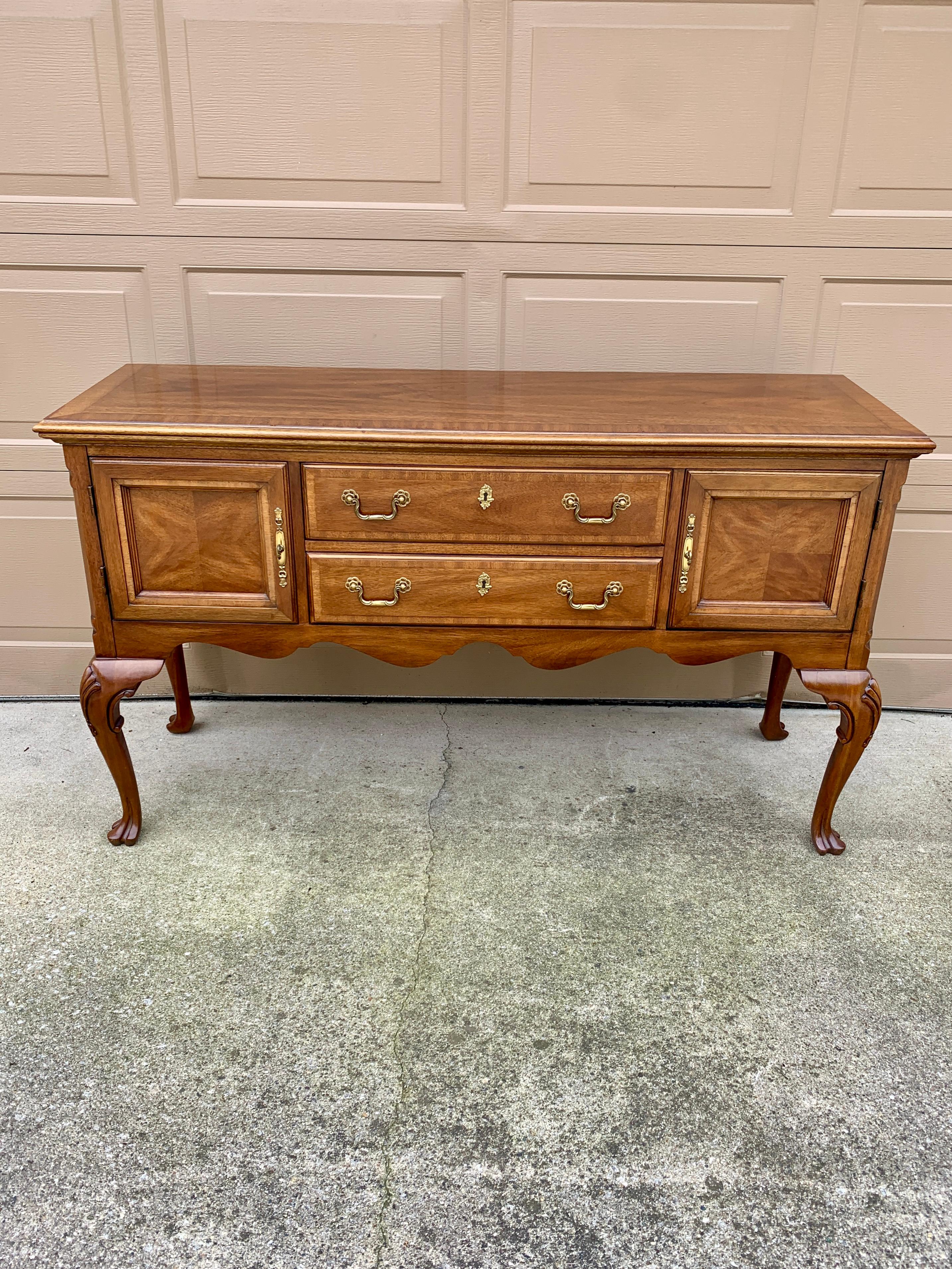 Una splendida credenza o credenza georgiana o Chippendale

Da Mount Airy

USA, circa anni '1980

Bellissimo noce intagliato, con ferramenta originale in ottone.

Misure: 58