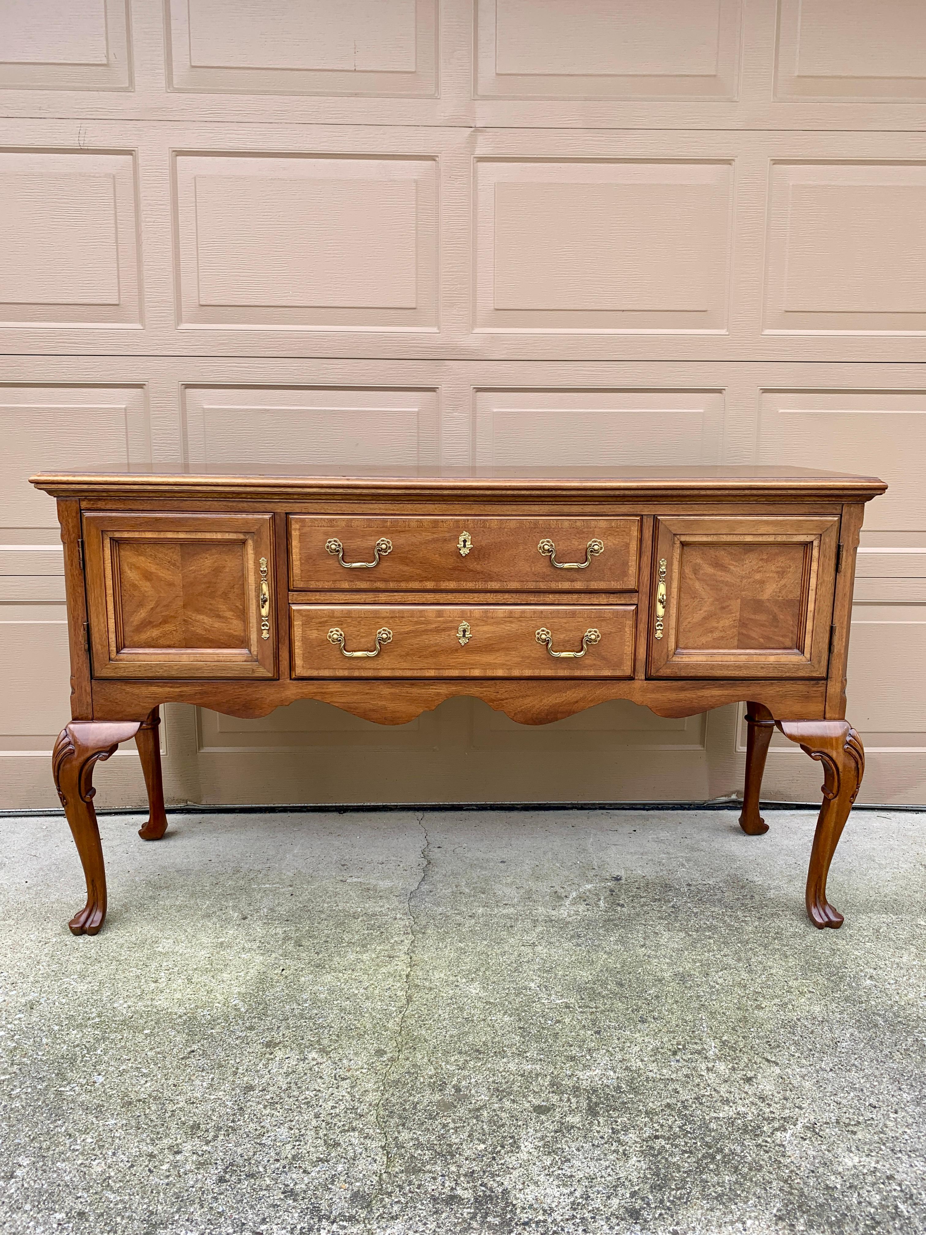 Americano Credenza con credenza in noce Mount Airy Chippendale, circa anni '80 in vendita