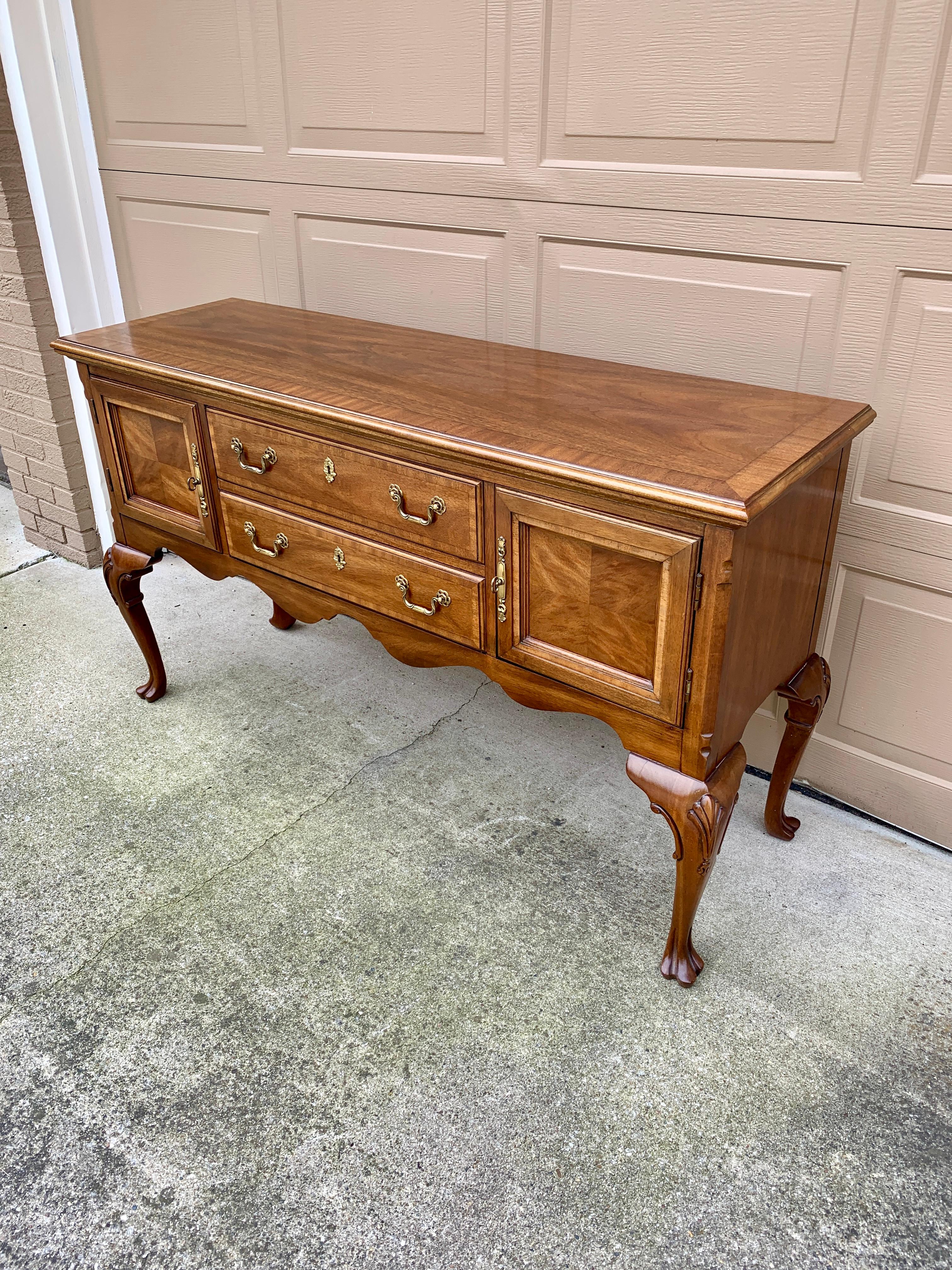 Credenza con credenza in noce Mount Airy Chippendale, circa anni '80 In condizioni buone in vendita a Elkhart, IN