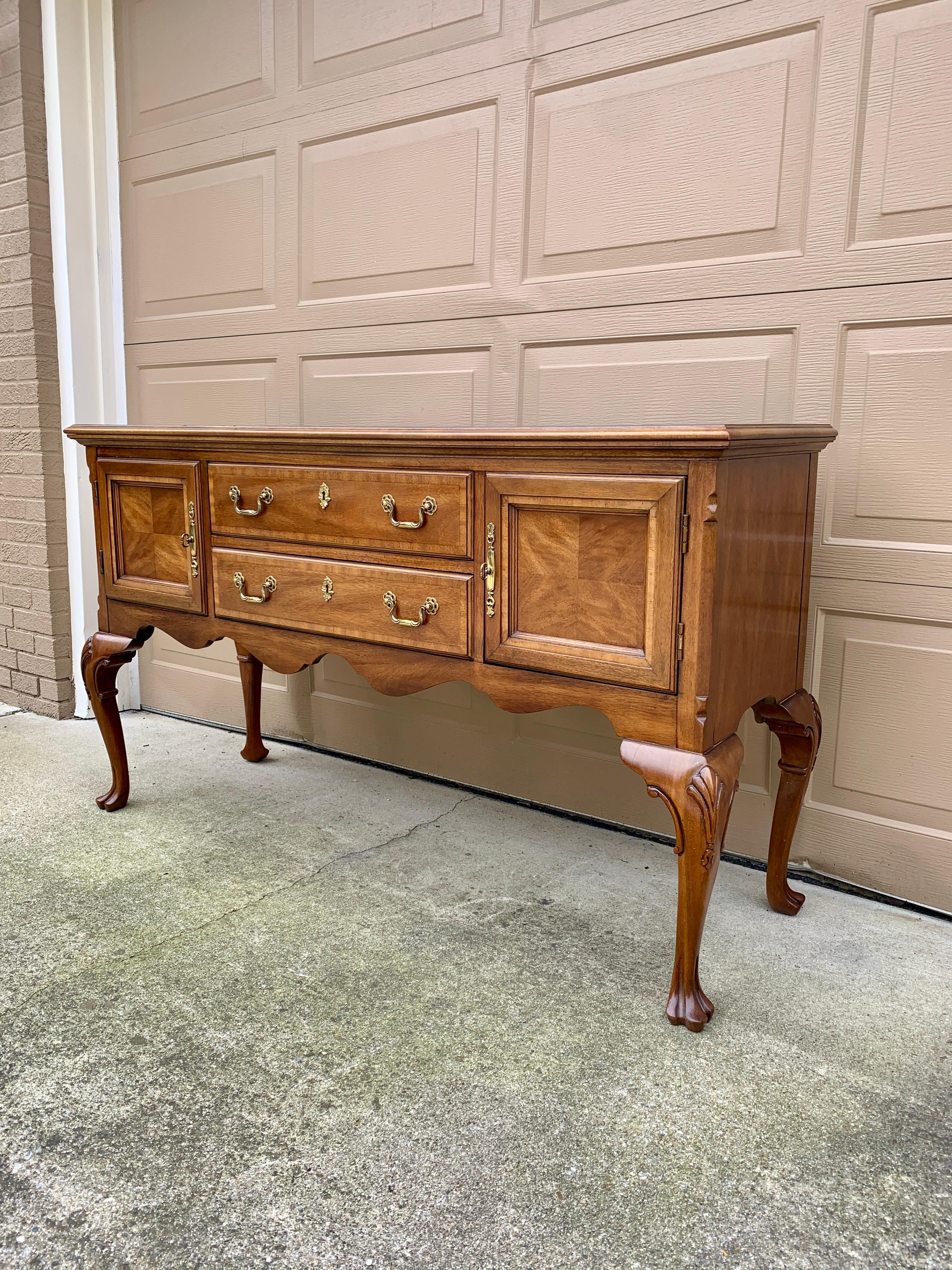 Fine XX secolo Credenza con credenza in noce Mount Airy Chippendale, circa anni '80 in vendita