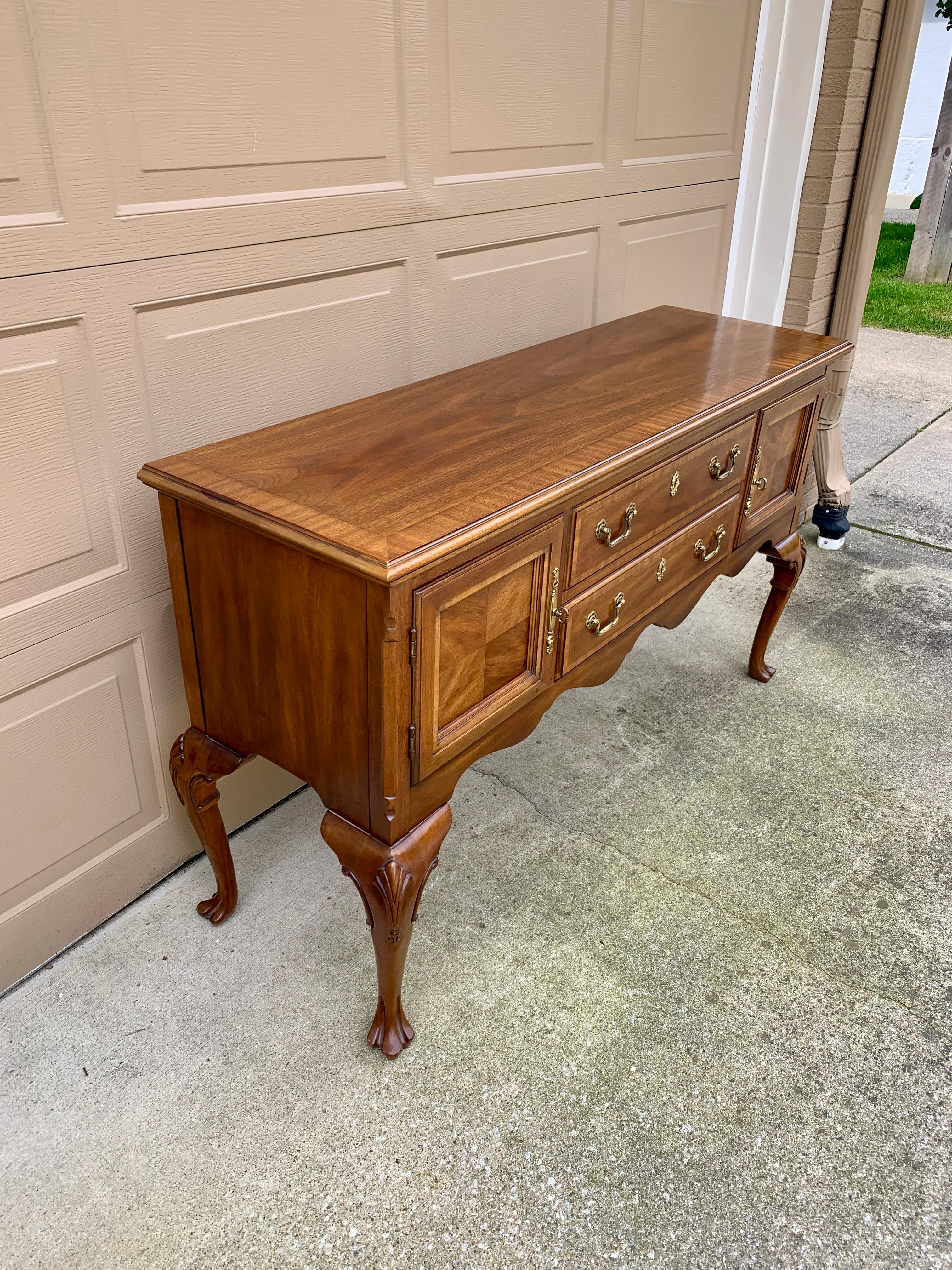 Ottone Credenza con credenza in noce Mount Airy Chippendale, circa anni '80 in vendita