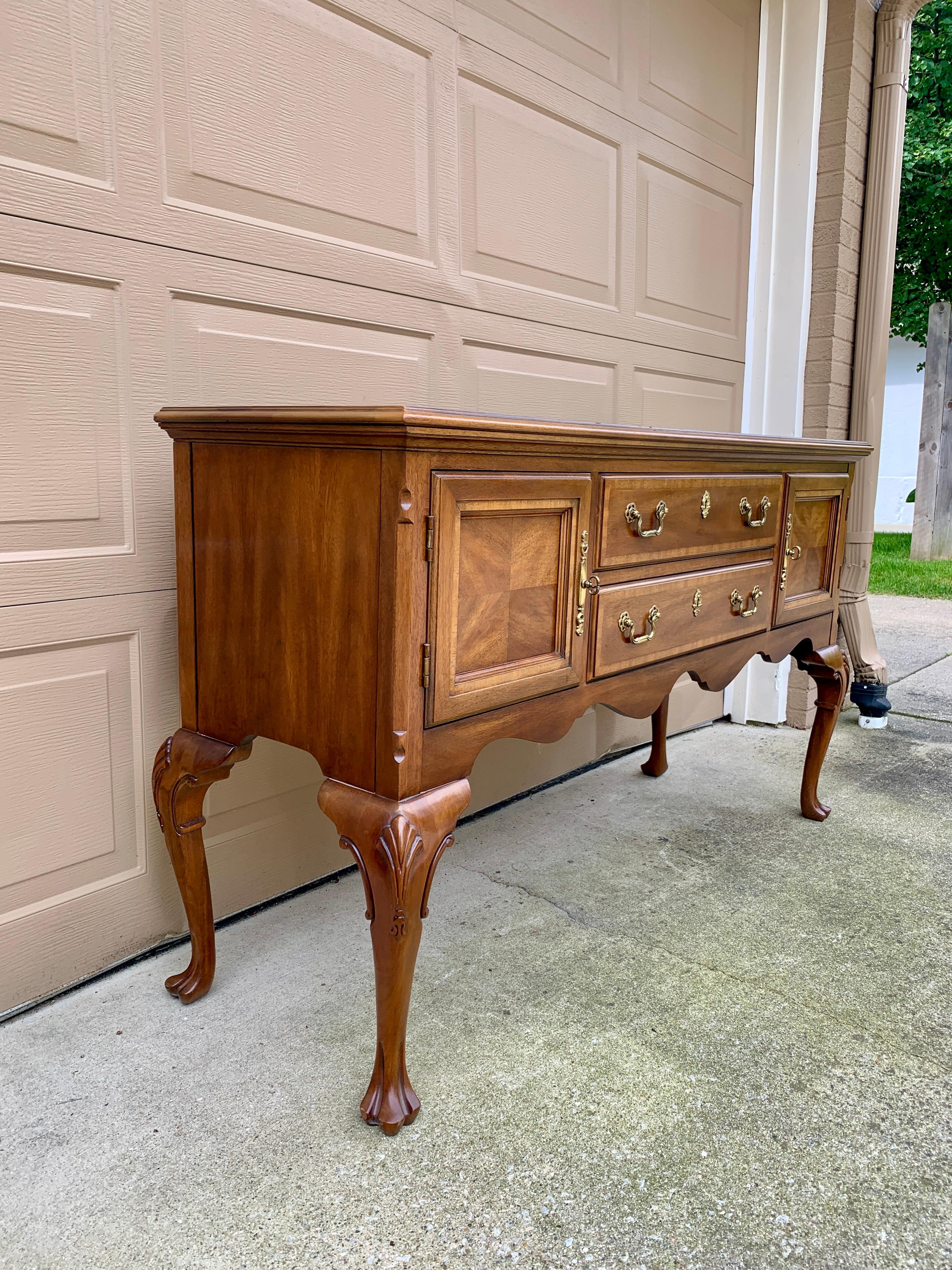 Credenza con credenza in noce Mount Airy Chippendale, circa anni '80 in vendita 1