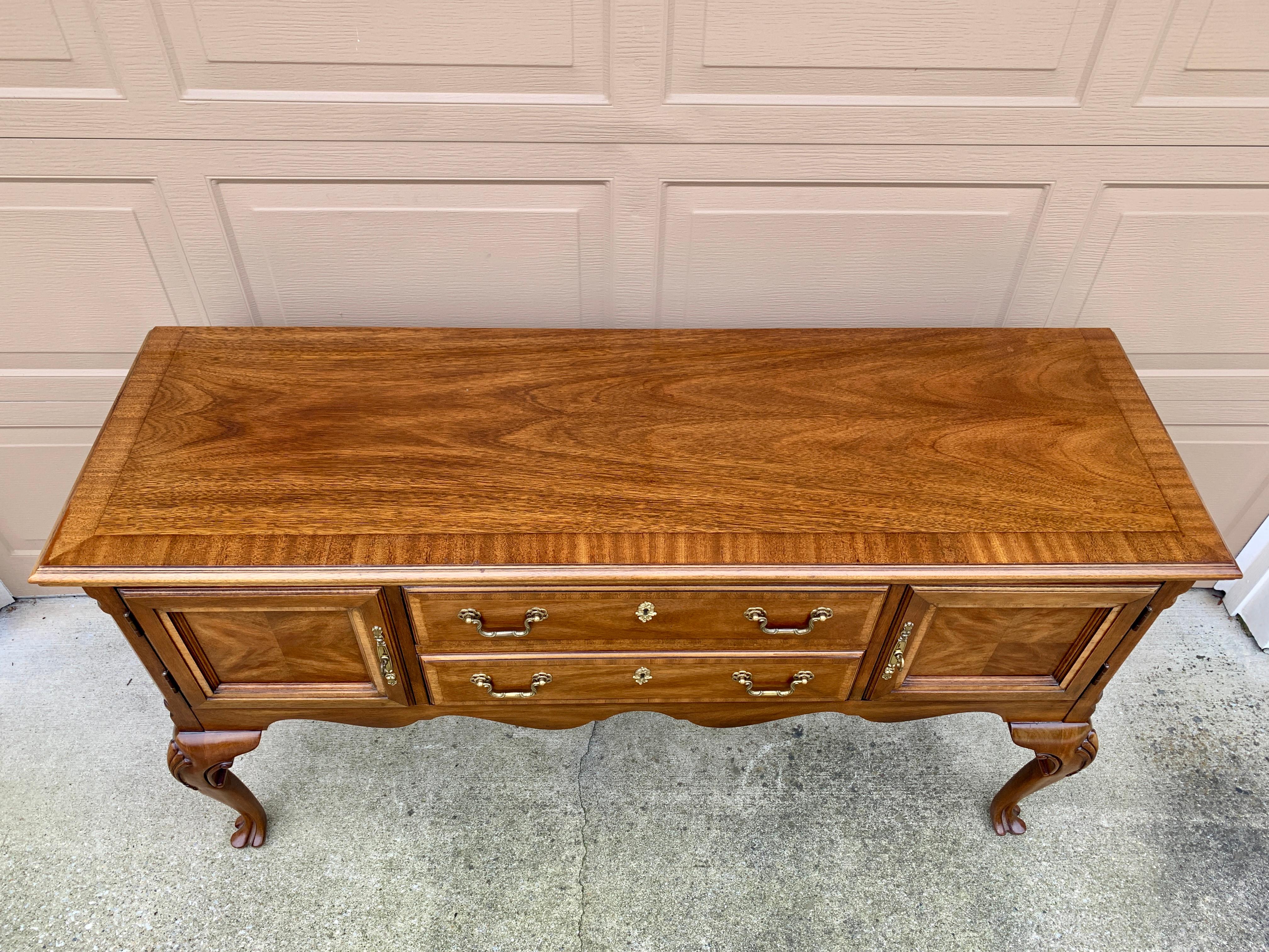 Credenza con credenza in noce Mount Airy Chippendale, circa anni '80 in vendita 2