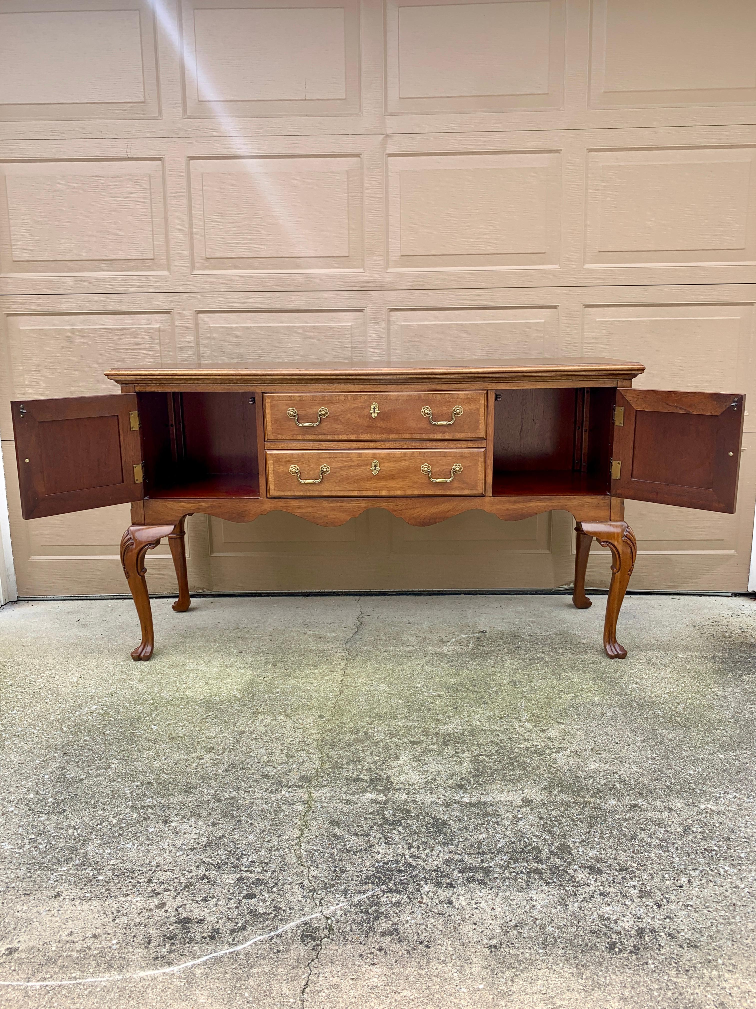 Credenza con credenza in noce Mount Airy Chippendale, circa anni '80 in vendita 3