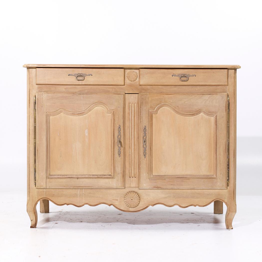 Mount Airy Französisch Provincial Louis XV Stil Kabinett Credenza

Diese Anrichte misst: 35 breit x 24 tief x 41 Zoll hoch

Wir machen unsere Fotos in einem Studio mit kontrollierter Beleuchtung, um so viele Details wie möglich zu zeigen. Wir