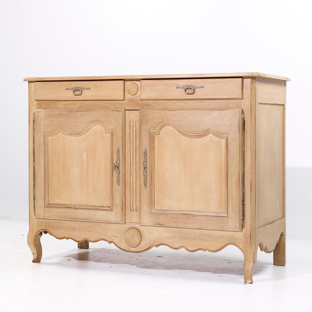 Mount Airy Französisch Provincial Louis XV Stil Kabinett Credenza (Louis XV.) im Angebot