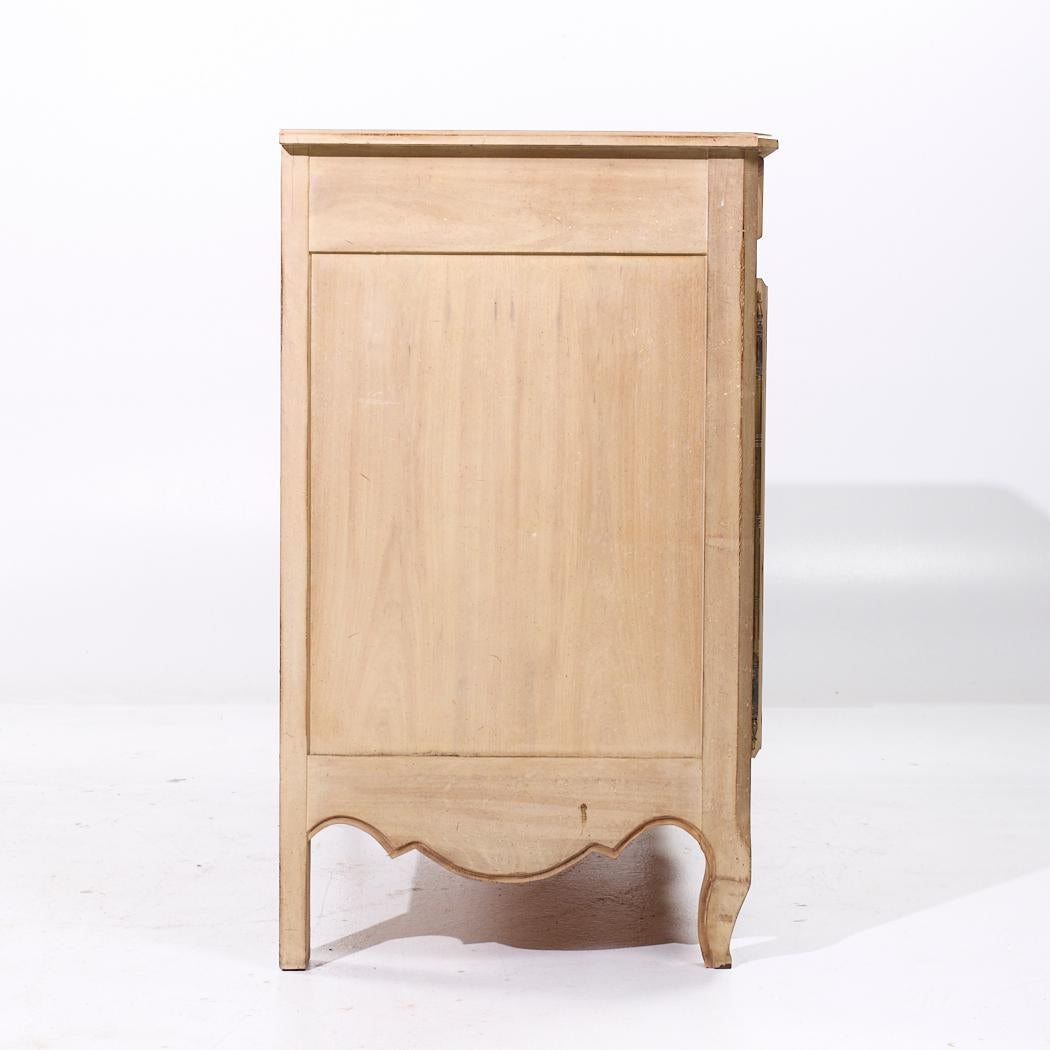Mount Airy Französisch Provincial Louis XV Stil Kabinett Credenza (amerikanisch) im Angebot