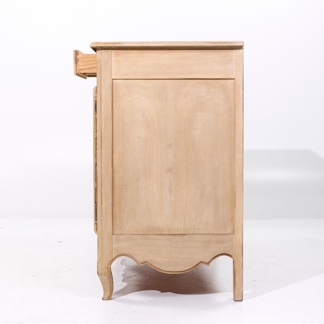 Mount Airy Französisch Provincial Louis XV Stil Kabinett Credenza im Zustand „Gut“ im Angebot in Countryside, IL