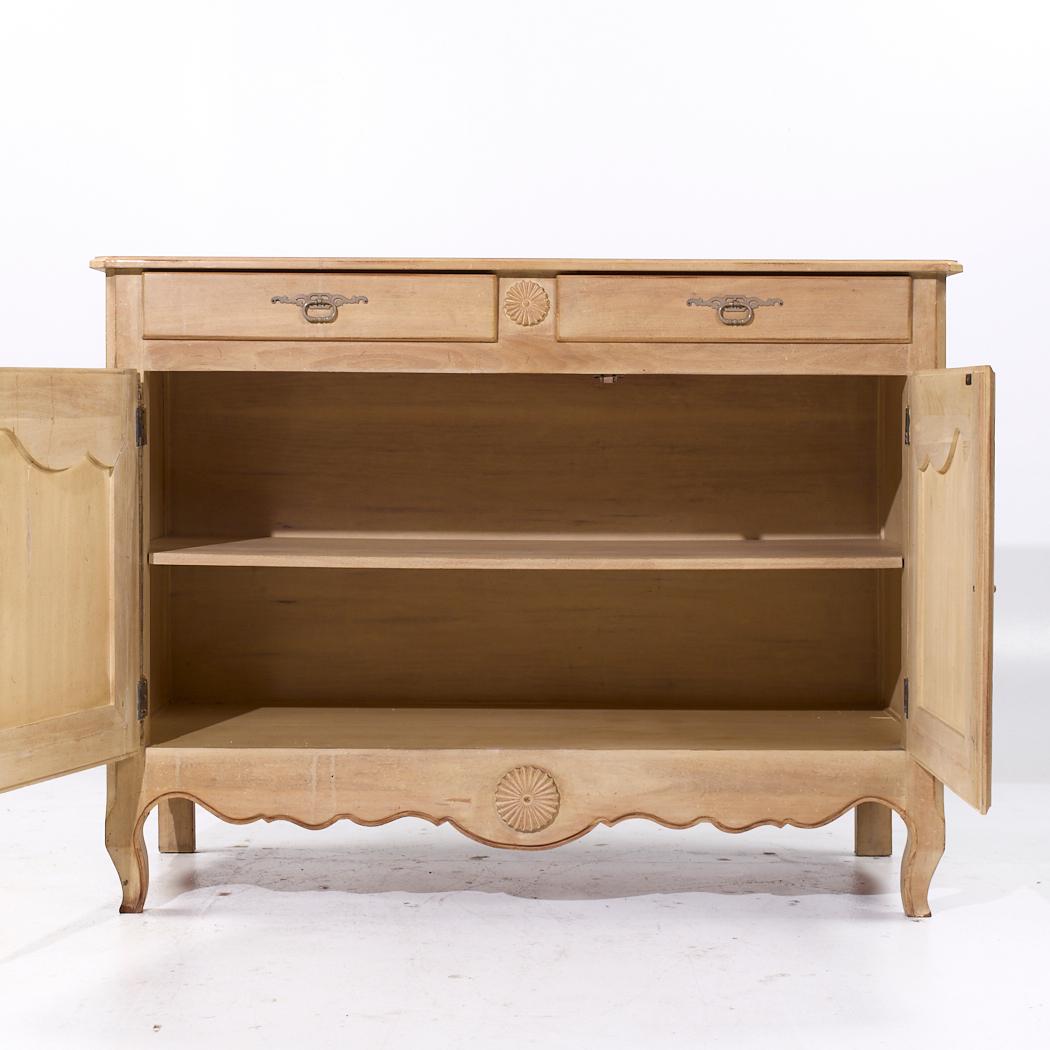 Mount Airy Französisch Provincial Louis XV Stil Kabinett Credenza (21. Jahrhundert und zeitgenössisch) im Angebot
