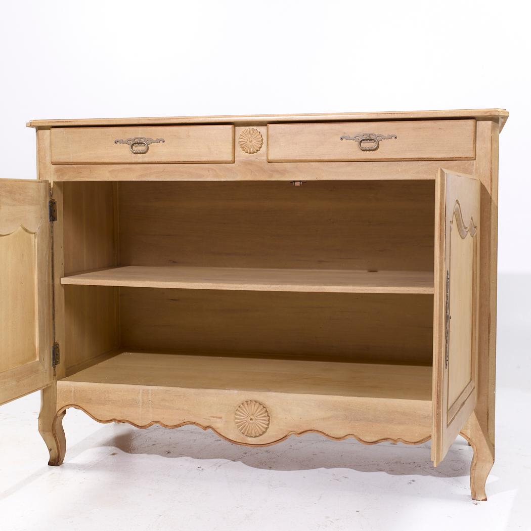 Mount Airy Französisch Provincial Louis XV Stil Kabinett Credenza (Holz) im Angebot