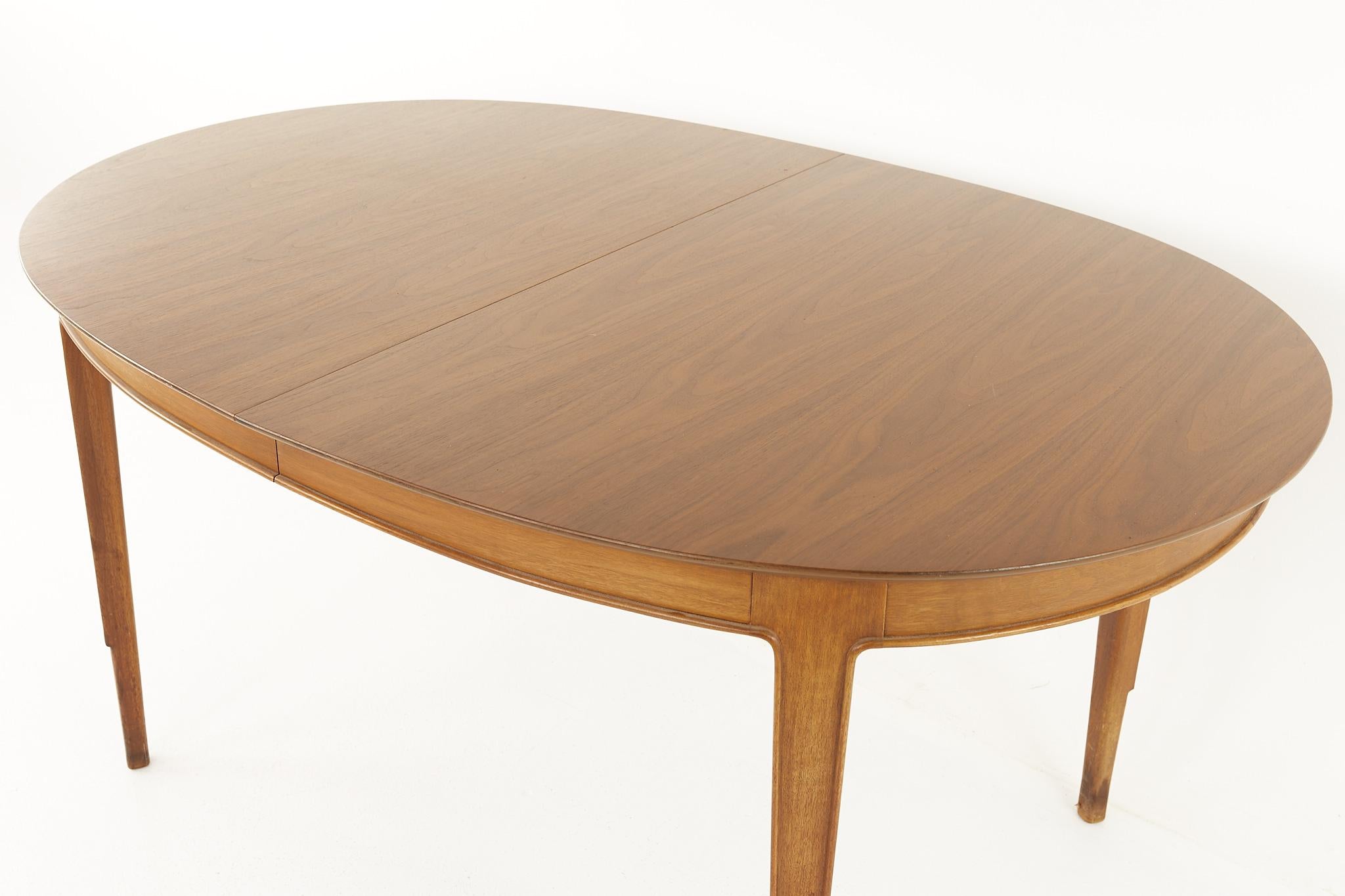 Mount Airy Janus Mid Century Dining Table with 2 Leaves In Good Condition In Countryside, IL