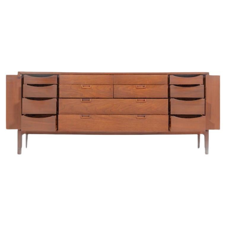 Mid Century Nussbaum 14 Schubladen Kommode Credenza von Mount Airy Teil der Janus Collection. Schöne Walnussholzmaserung. Hergestellt in den USA um 1960. Das Hotel liegt in Brooklyn NYC.

Maße: 72