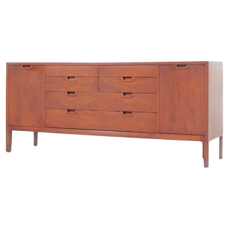 Mount Airy Janus Mid Century Nussbaum 14 Schublade Lowboy Kommode Credenza Schön (amerikanisch)