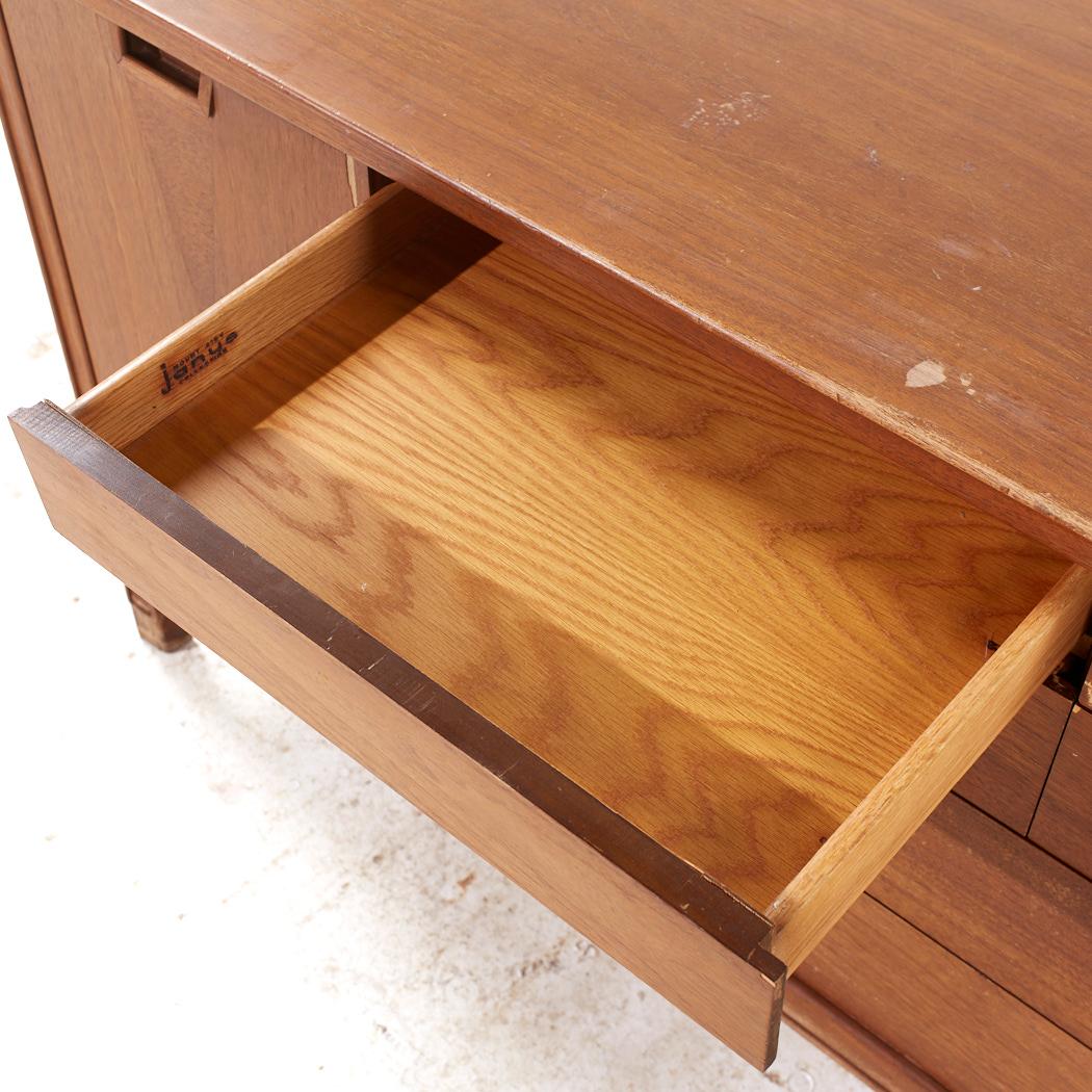 Cómoda baja Mount Airy Janus Mid Century Nogal 14 cajones en venta 4
