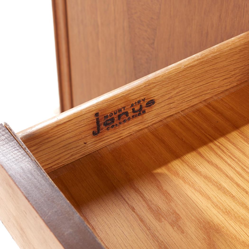 Cómoda baja Mount Airy Janus Mid Century Nogal 14 cajones en venta 5