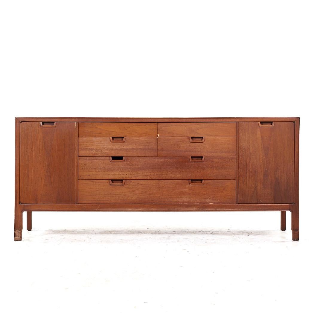 Cómoda baja Mount Airy Janus Mid Century Nogal 14 cajones

Esta barquilla baja mide 72 de ancho x 19 de fondo x 31,5 pulgadas de alto

Todos los muebles pueden adquirirse en lo que denominamos estado vintage restaurado. Esto significa que la pieza