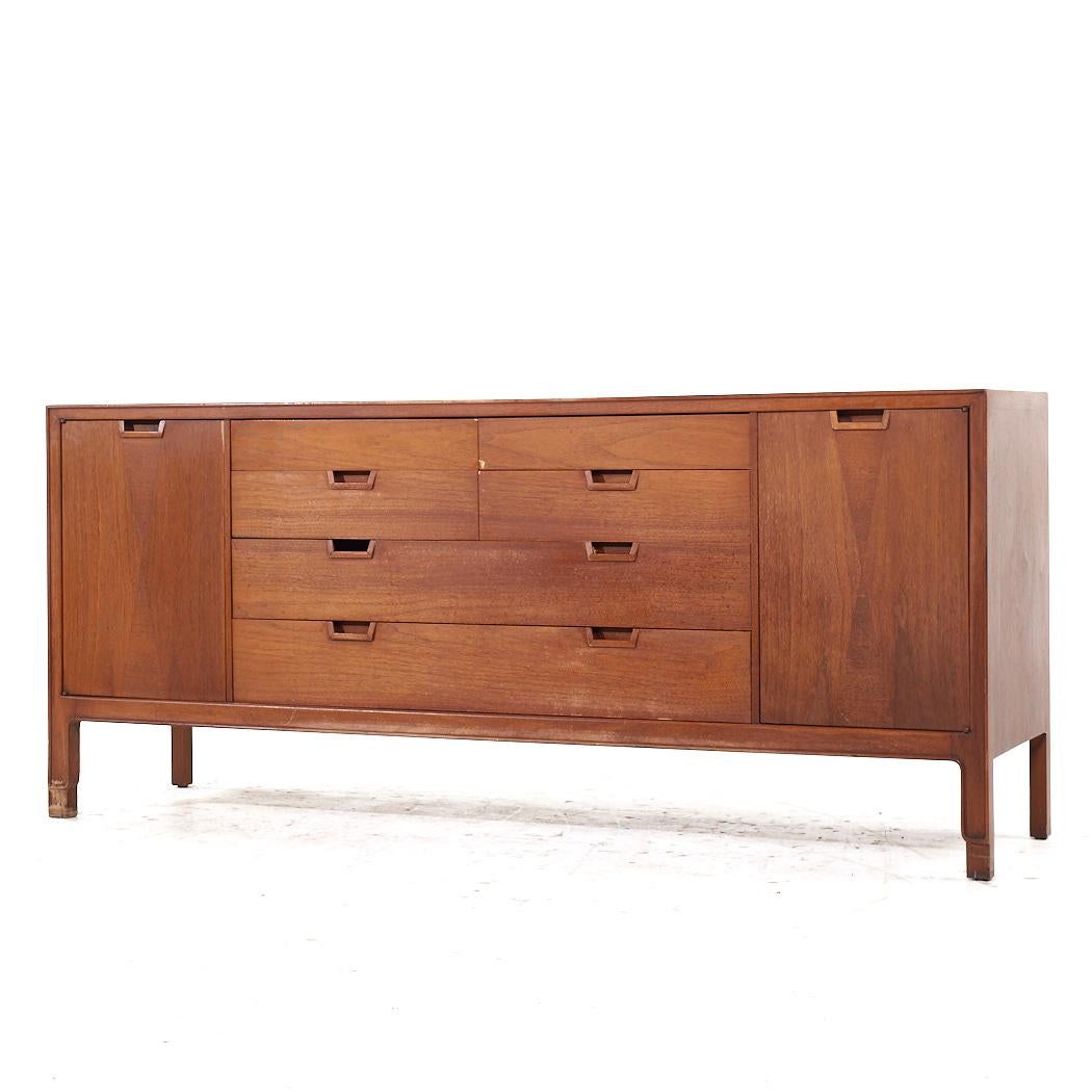 Cómoda baja Mount Airy Janus Mid Century Nogal 14 cajones Moderno de mediados de siglo en venta