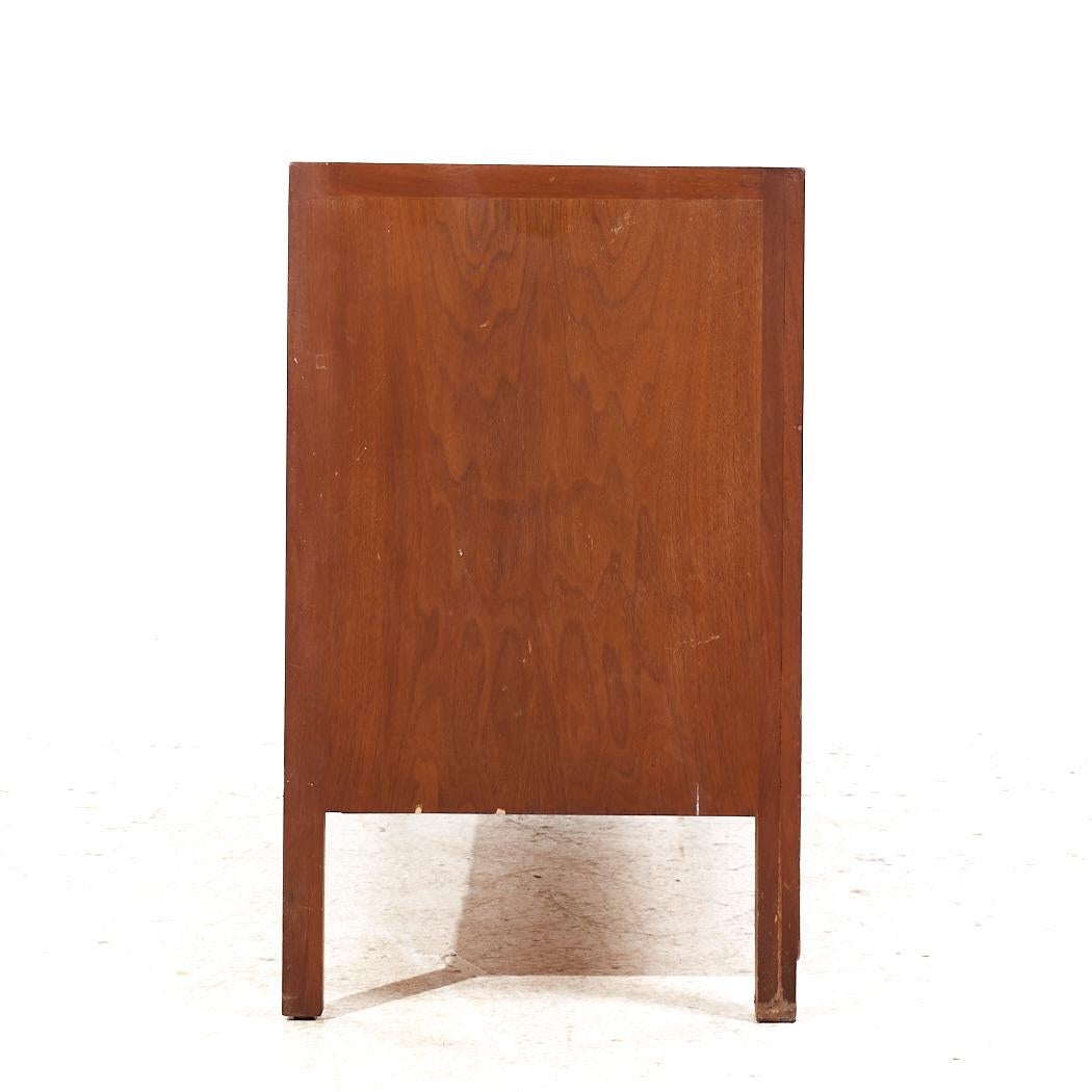 Cómoda baja Mount Airy Janus Mid Century Nogal 14 cajones Estadounidense en venta