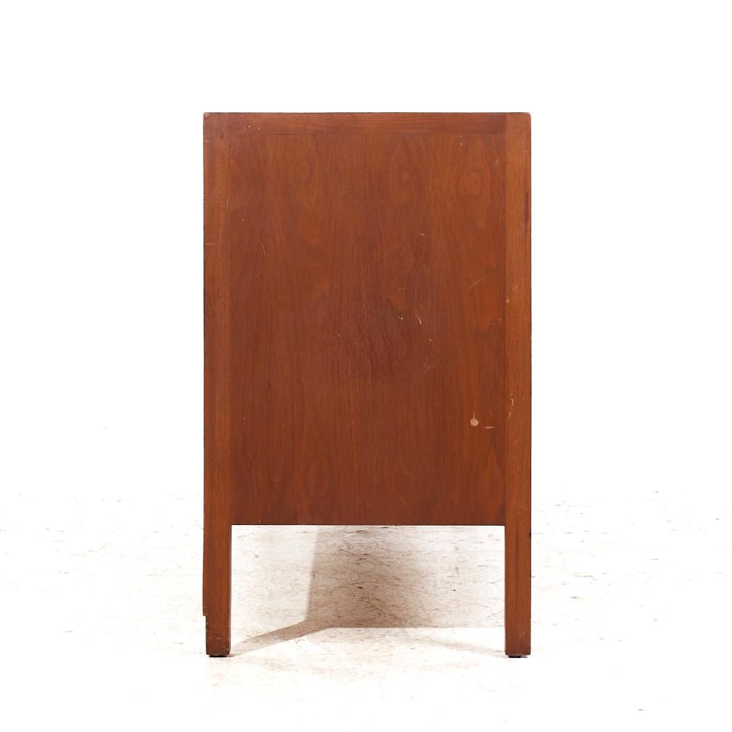 Cómoda baja Mount Airy Janus Mid Century Nogal 14 cajones en Bueno estado para la venta en Countryside, IL