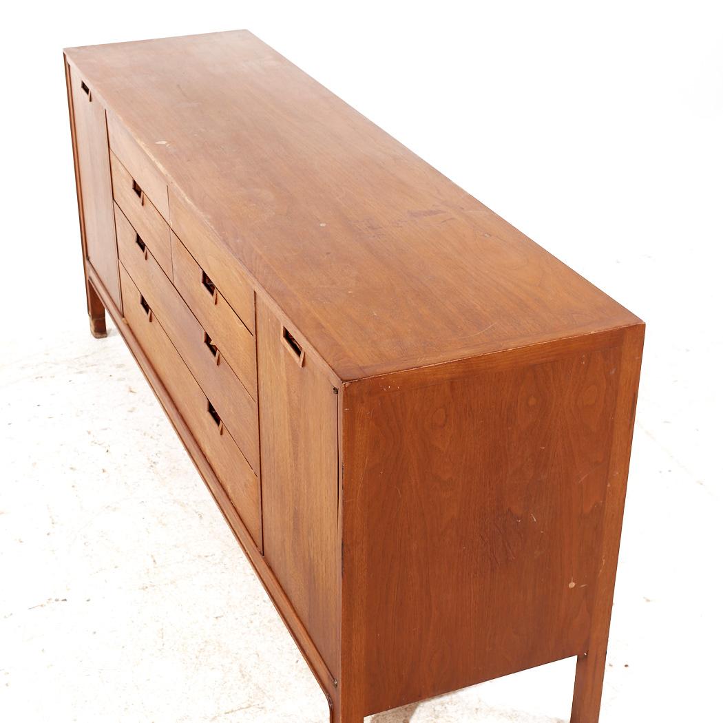 Cómoda baja Mount Airy Janus Mid Century Nogal 14 cajones finales del siglo XX en venta