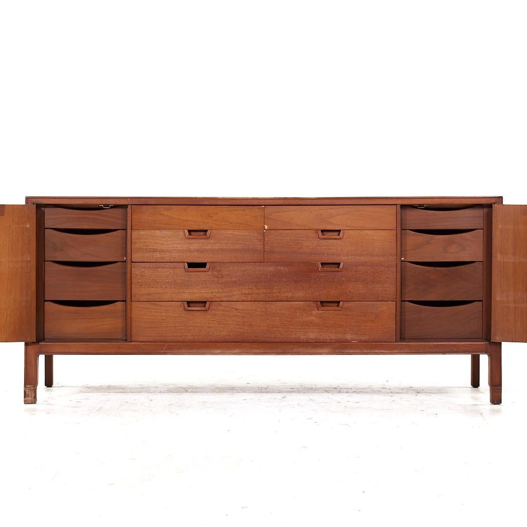 Cómoda baja Mount Airy Janus Mid Century Nogal 14 cajones en venta 1