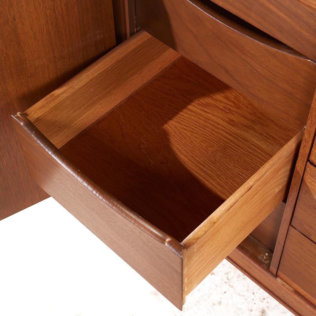 Cómoda baja Mount Airy Janus Mid Century Nogal 14 cajones en venta 2