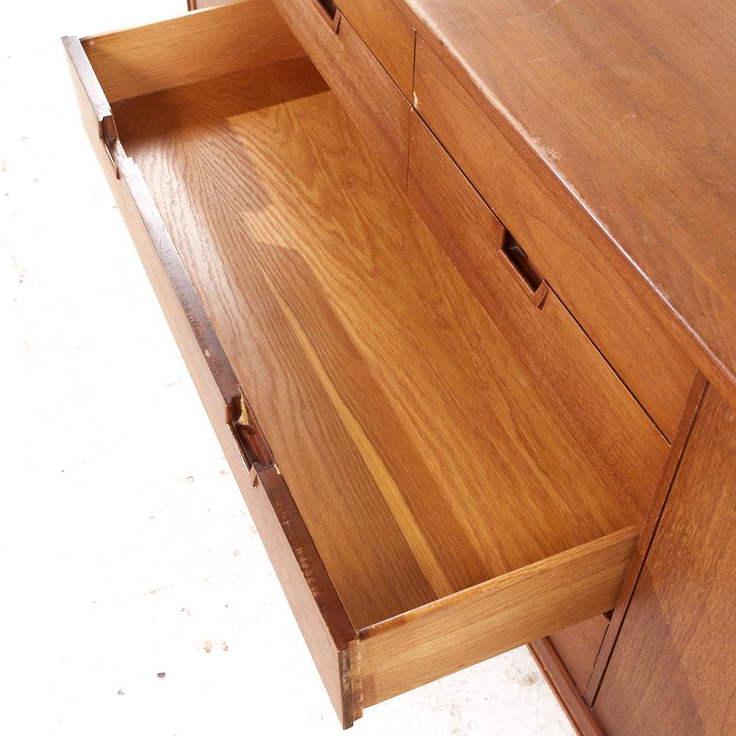 Cómoda baja Mount Airy Janus Mid Century Nogal 14 cajones en venta 3