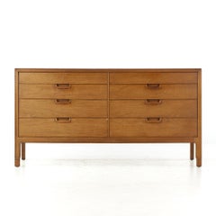 Cómoda de 8 cajones Janus Mid Century Walnut de Mount Airy