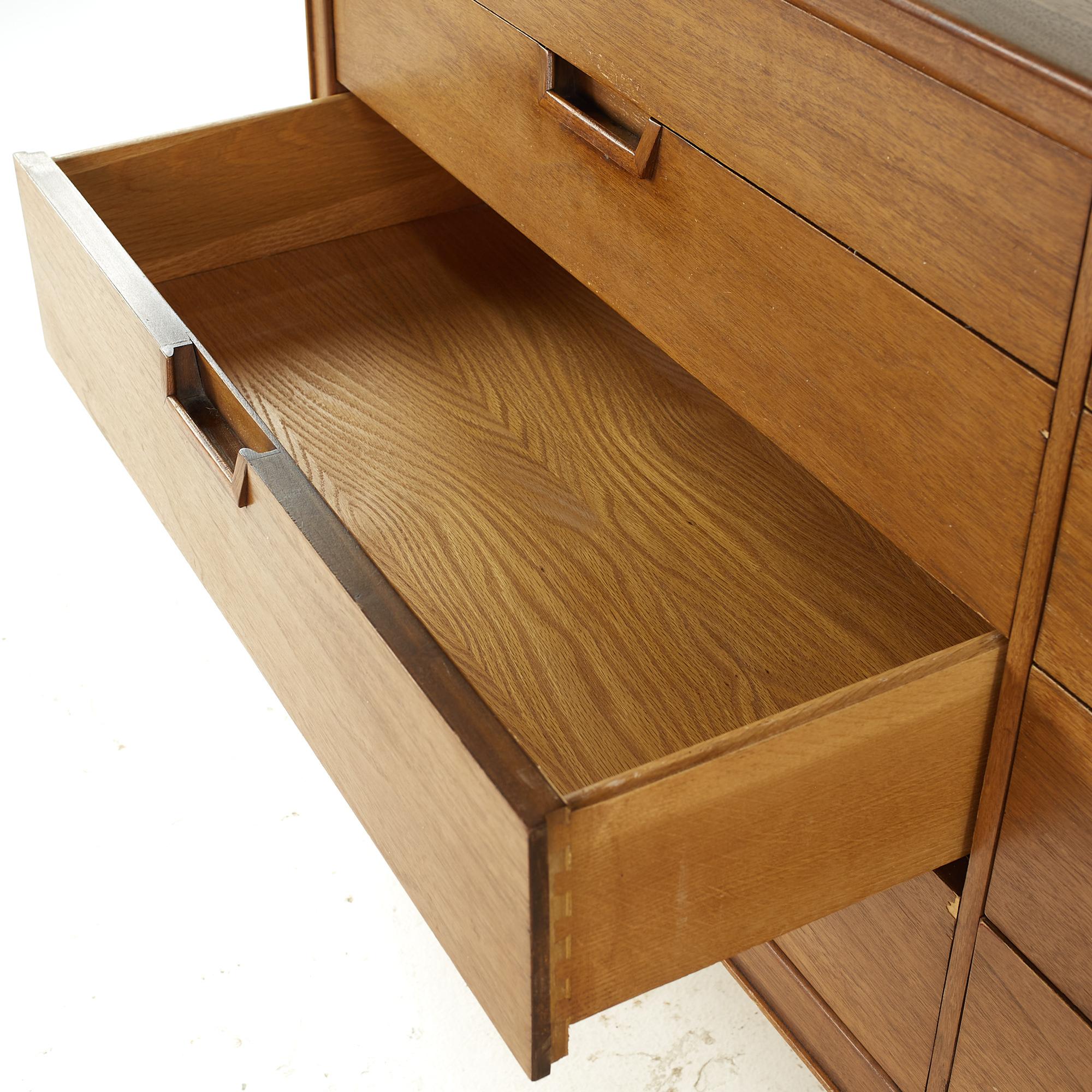 Airy Janus Mid-Century-Kommode mit 8 Schubladen aus Nussbaumholz (Walnuss) im Angebot