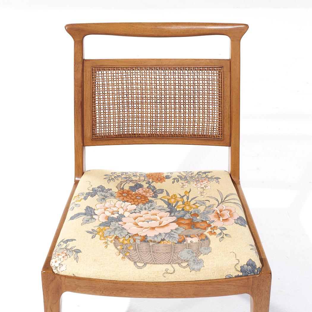 Mount Airy Janus Esszimmerstühle aus Nussbaum und Rohrgeflecht aus der Mitte des Jahrhunderts - 4er-Set im Angebot 3