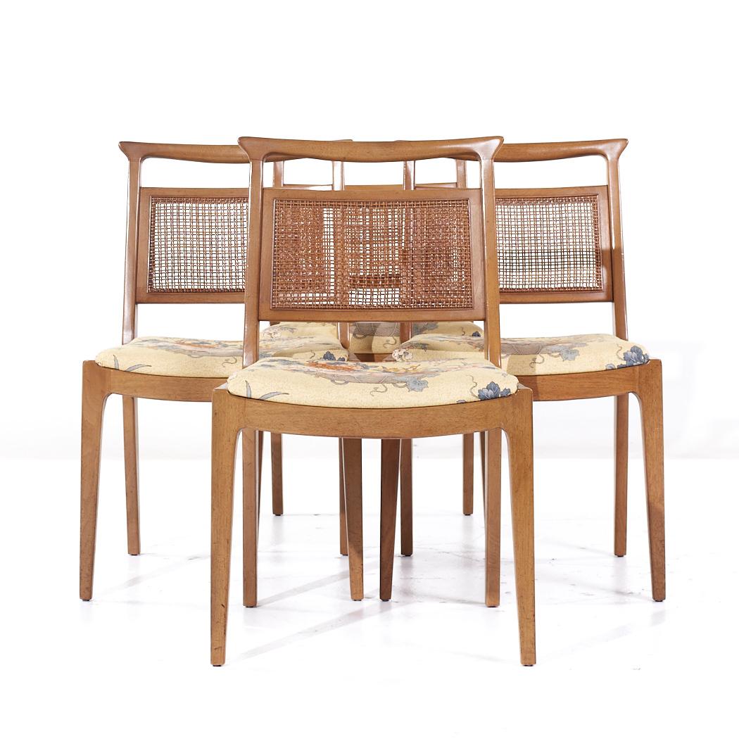 Mount Airy Janus Esszimmerstühle aus Nussbaum und Rohrgeflecht aus der Mitte des Jahrhunderts - 4er-Set

Jeder Stuhl misst: 20 breit x 19,75 tief x 33,25 Zoll hoch, mit einer Sitzhöhe/Stuhlhöhe von 17,5 Zoll

Wir machen unsere Fotos in einem Studio