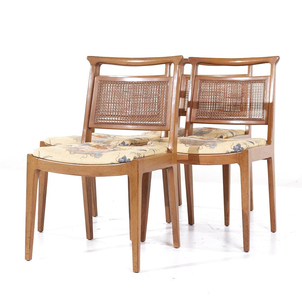 Mount Airy Janus Esszimmerstühle aus Nussbaum und Rohrgeflecht aus der Mitte des Jahrhunderts - 4er-Set (Moderne der Mitte des Jahrhunderts) im Angebot