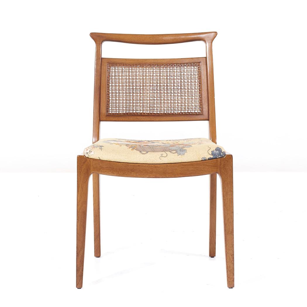 Mount Airy Janus Esszimmerstühle aus Nussbaum und Rohrgeflecht aus der Mitte des Jahrhunderts - 4er-Set im Zustand „Gut“ im Angebot in Countryside, IL