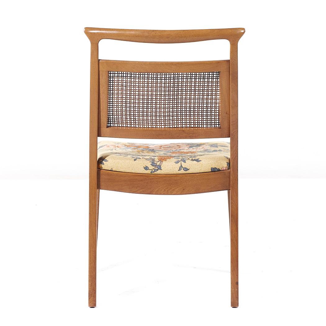 Mount Airy Janus Esszimmerstühle aus Nussbaum und Rohrgeflecht aus der Mitte des Jahrhunderts - 4er-Set im Angebot 1