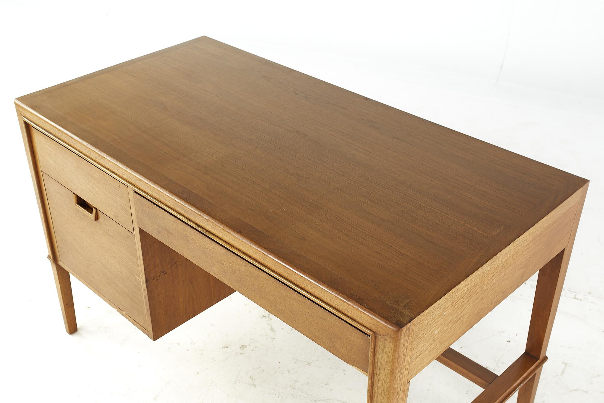 Airy Janus Mid-Century-Schreibtisch aus Nussbaumholz im Angebot 3