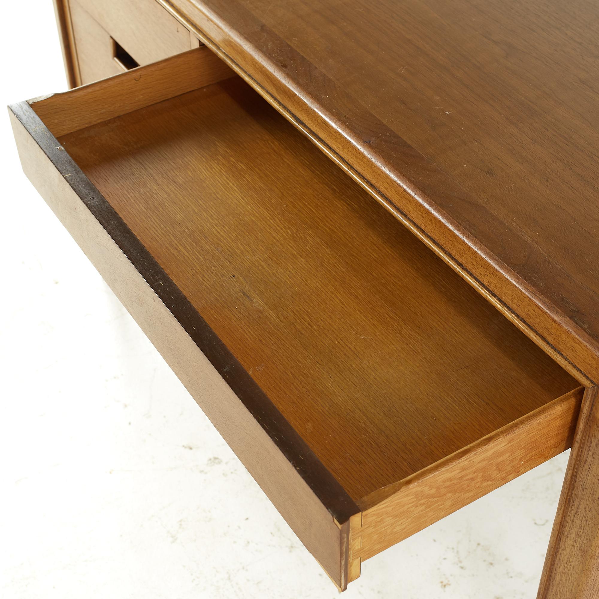 Airy Janus Mid-Century-Schreibtisch aus Nussbaumholz im Angebot 5