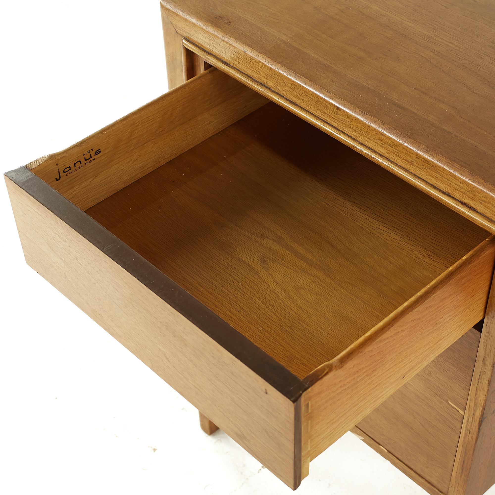 Airy Janus Mid-Century-Schreibtisch aus Nussbaumholz im Angebot 6