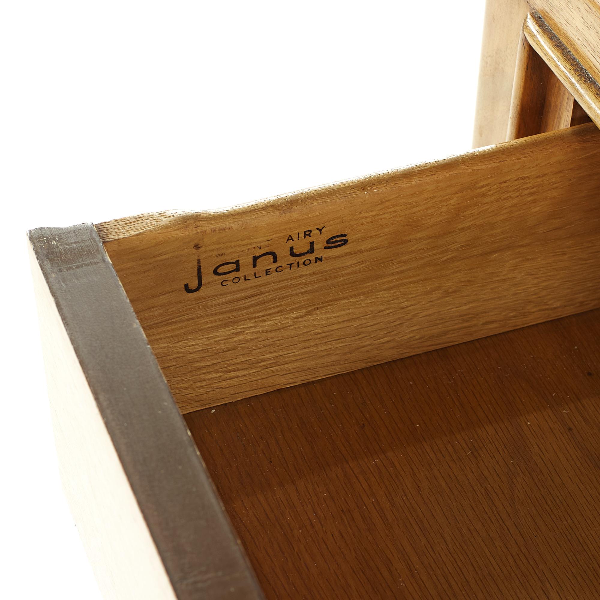 Airy Janus Mid-Century-Schreibtisch aus Nussbaumholz im Angebot 7