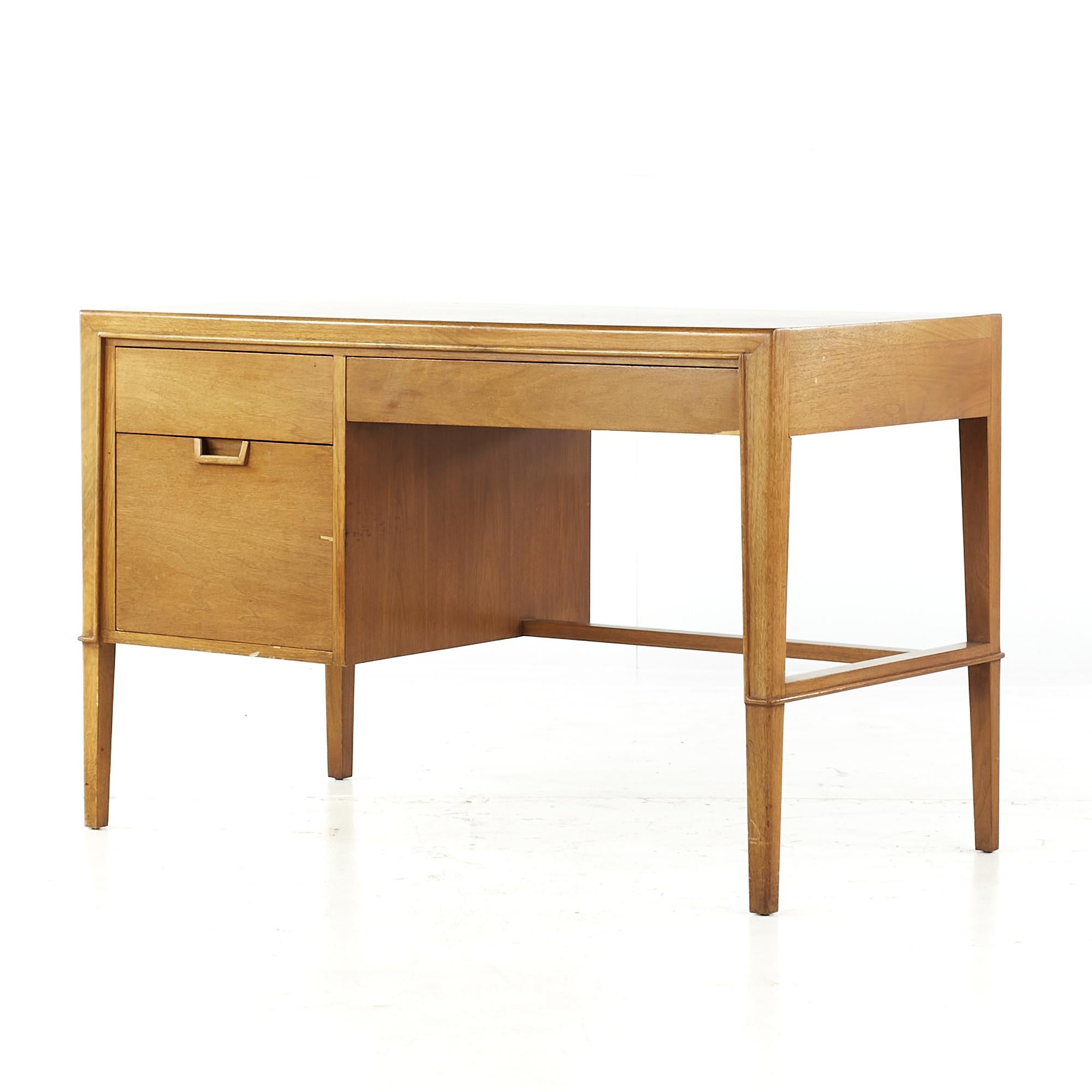 Airy Janus Mid-Century-Schreibtisch aus Nussbaumholz (Moderne der Mitte des Jahrhunderts) im Angebot