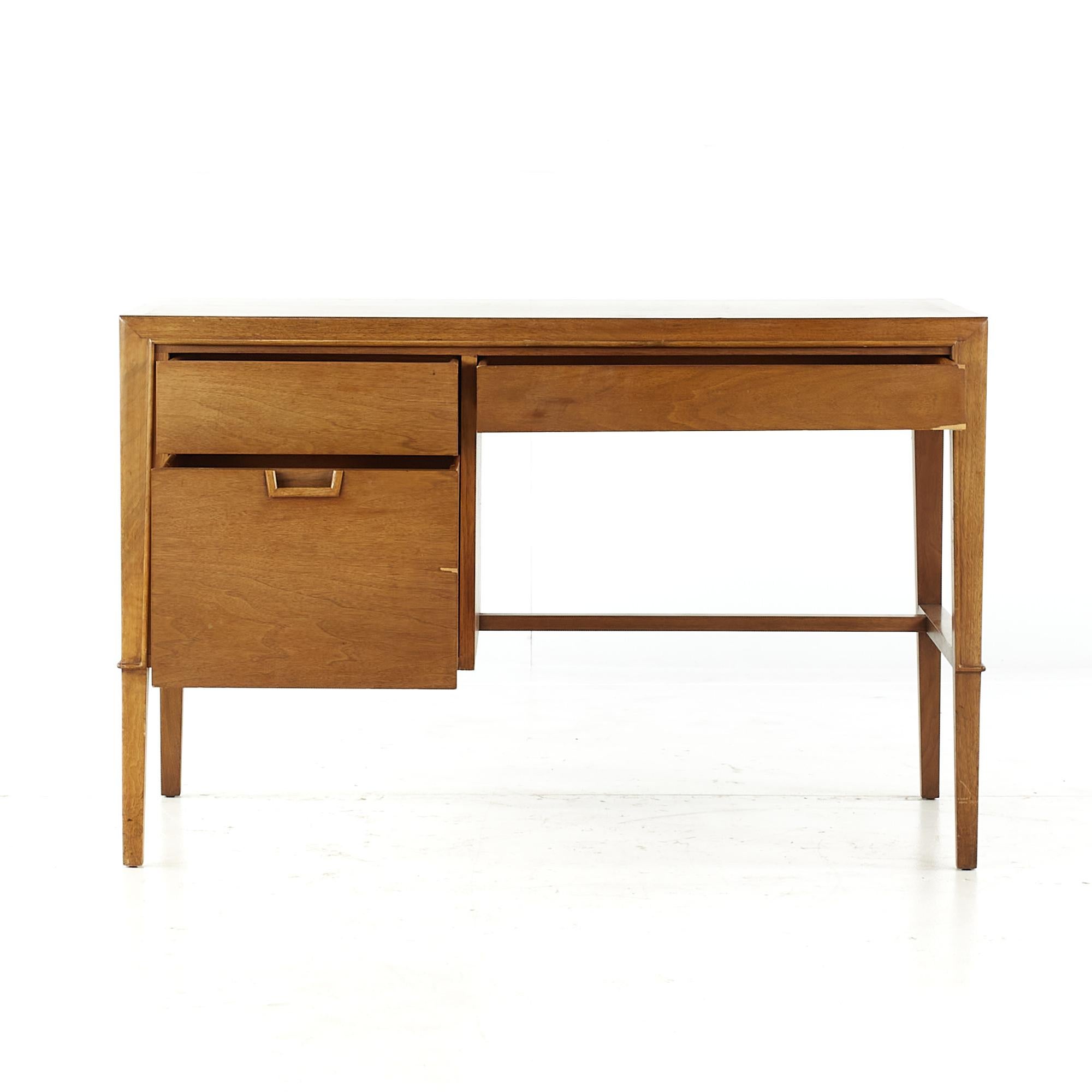 Americano Scrivania Mount Airy Janus in legno di noce del Medioevo in vendita