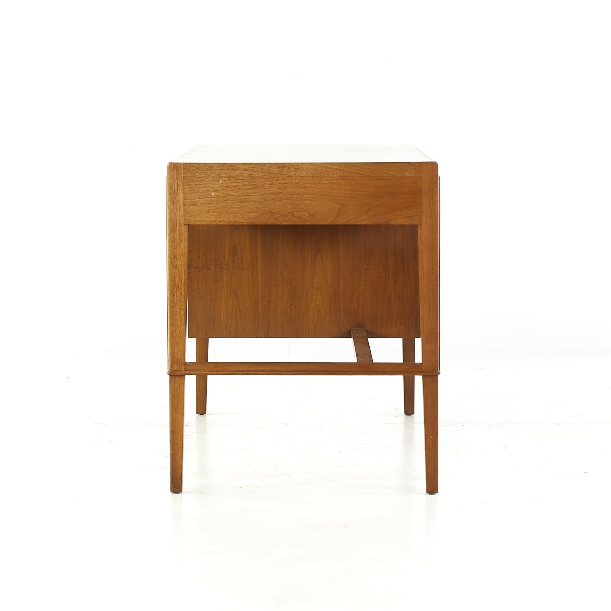 Mount Airy Janus Mid Century Walnut Desk In Good Condition For Sale In Countryside, IL
