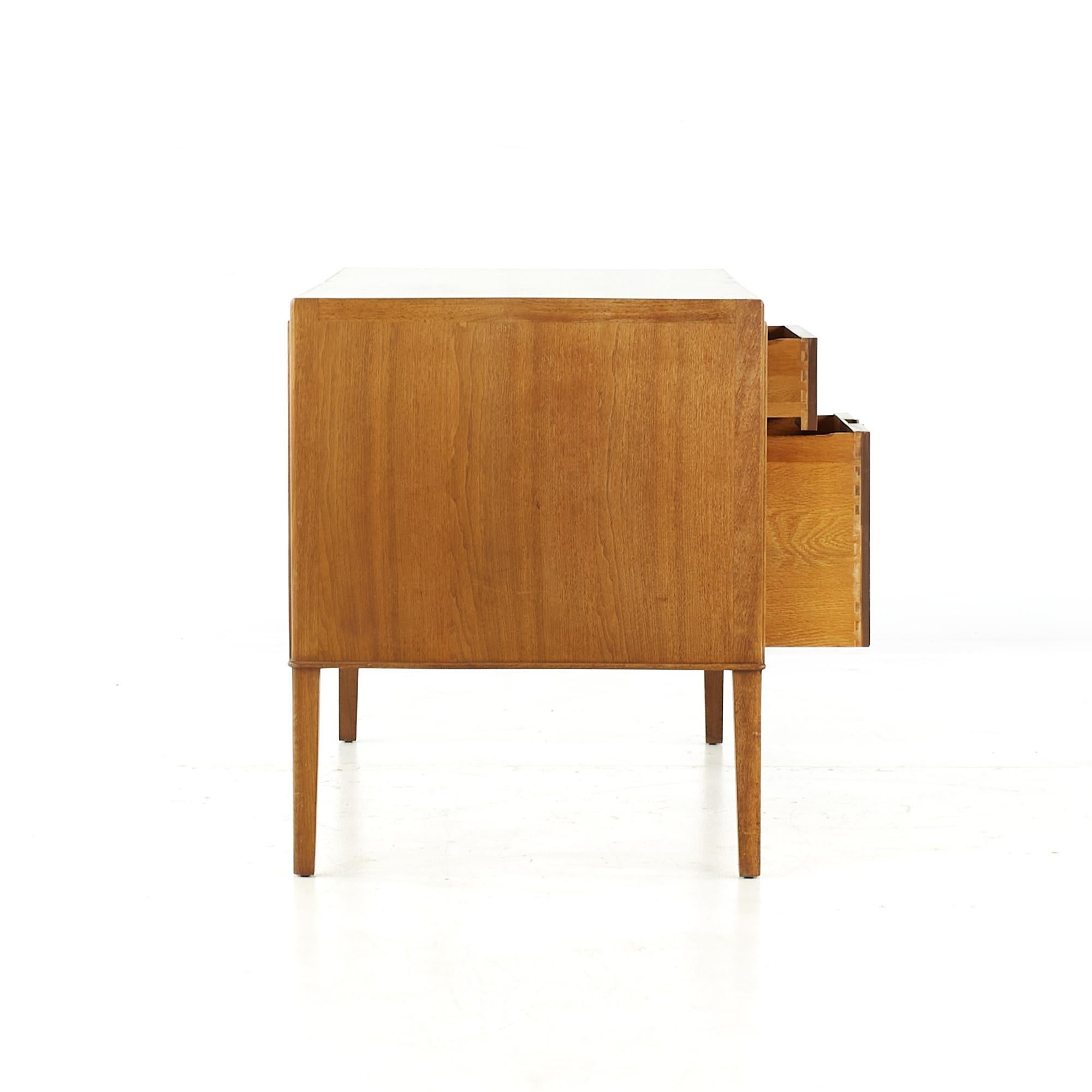 Airy Janus Mid-Century-Schreibtisch aus Nussbaumholz (Ende des 20. Jahrhunderts) im Angebot